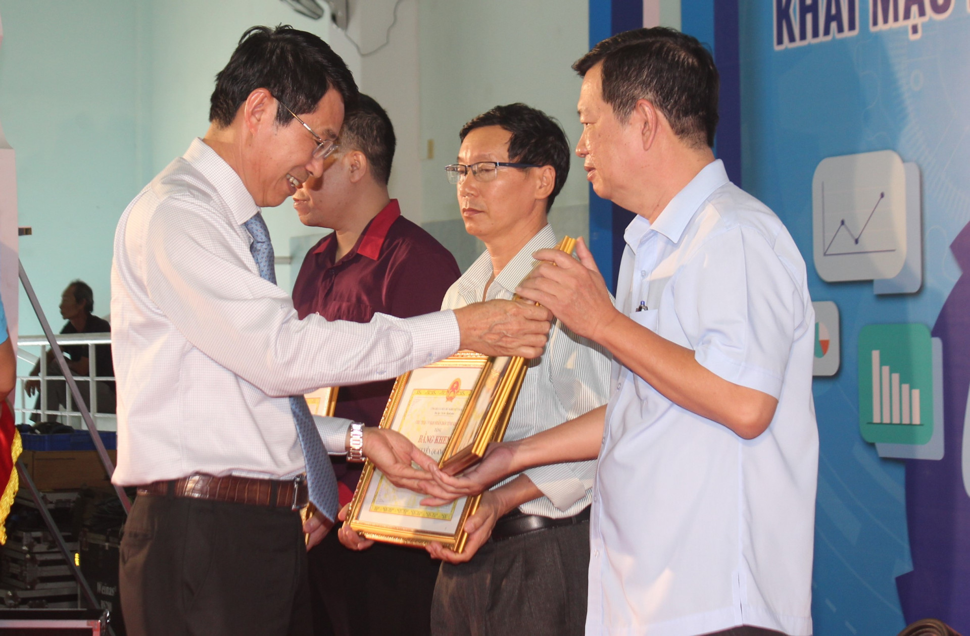 Đồng chí Đinh Văn Thiệu trao bằng khen cho những cá nhân có thành tích xuất sắc về công tác an toàn vệ sinh lao động.