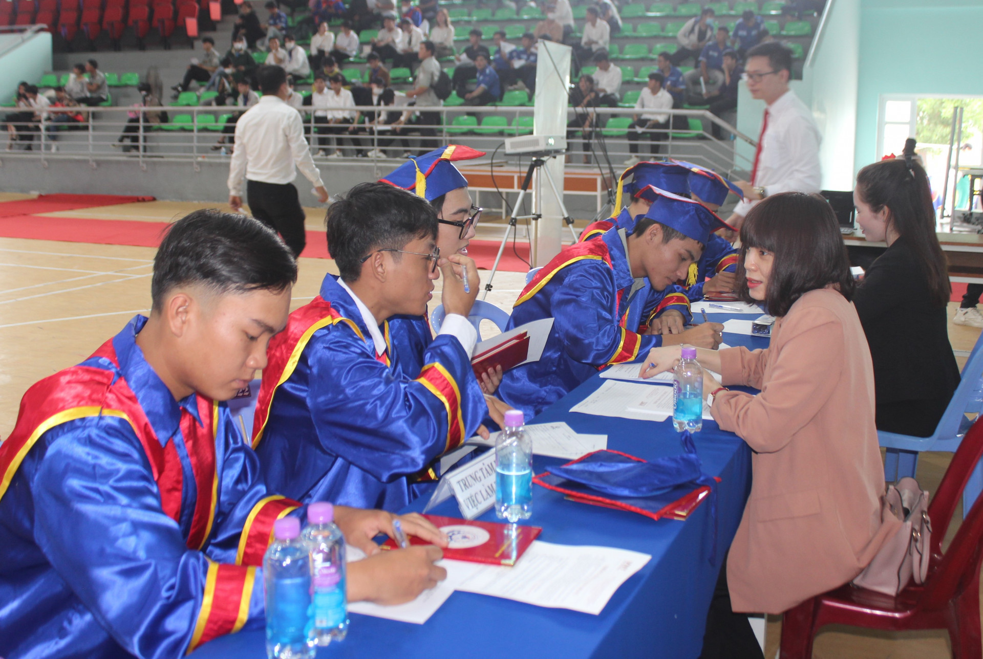 Các doanh nghiệp tham gia tư vấn, tuyển dụng lao động sau lễ trao bằng tốt nghiệp của Trường Cao đẳng Kỹ thuật Công nghệ Nha Trang.