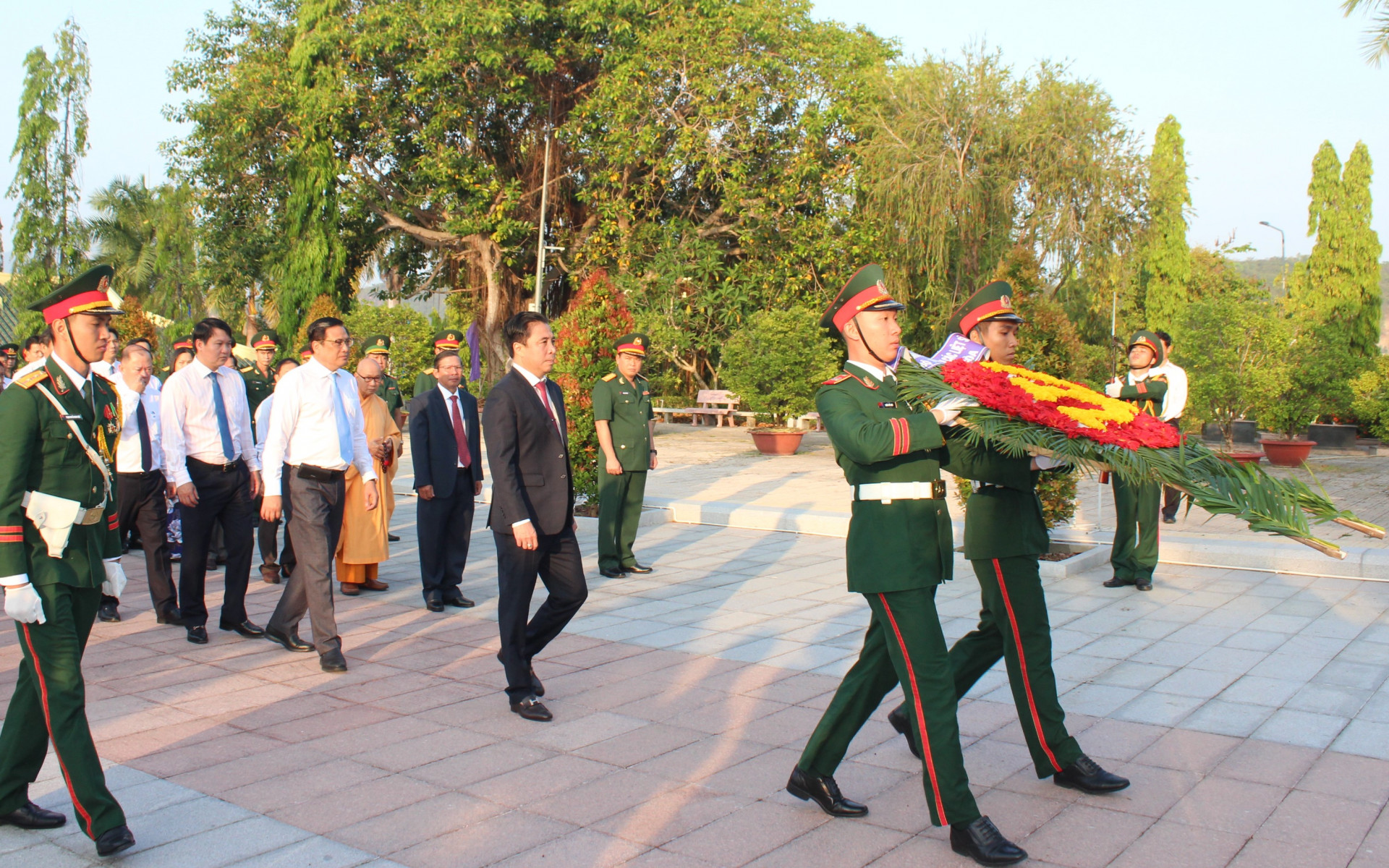 Đoàn đại biểu của Ban Chấp hành Đảng bộ tỉnh do ông Nguyễn Khắc Toàn dẫn đầu vào viếng, vòng hoa mang dòng chữ: Đảng, Nhà nước, Nhân dân ghi nhớ công ơn các liệt sĩ.