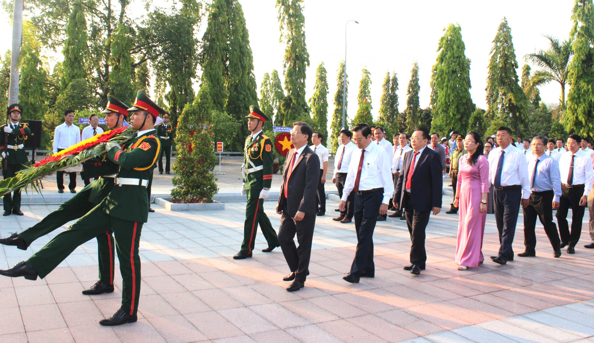 Đoàn đại biểu HĐND, UBND tỉnh do ông Nguyễn Tấn Tuân dẫn đầu vào viếng.