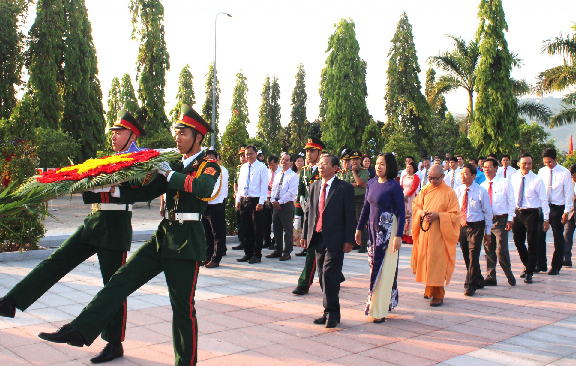 Đoàn đại biểu UBMTTQ Việt Nam tỉnh do ông Trần Ngọc Thanh dẫn đầu vào viếng.
 