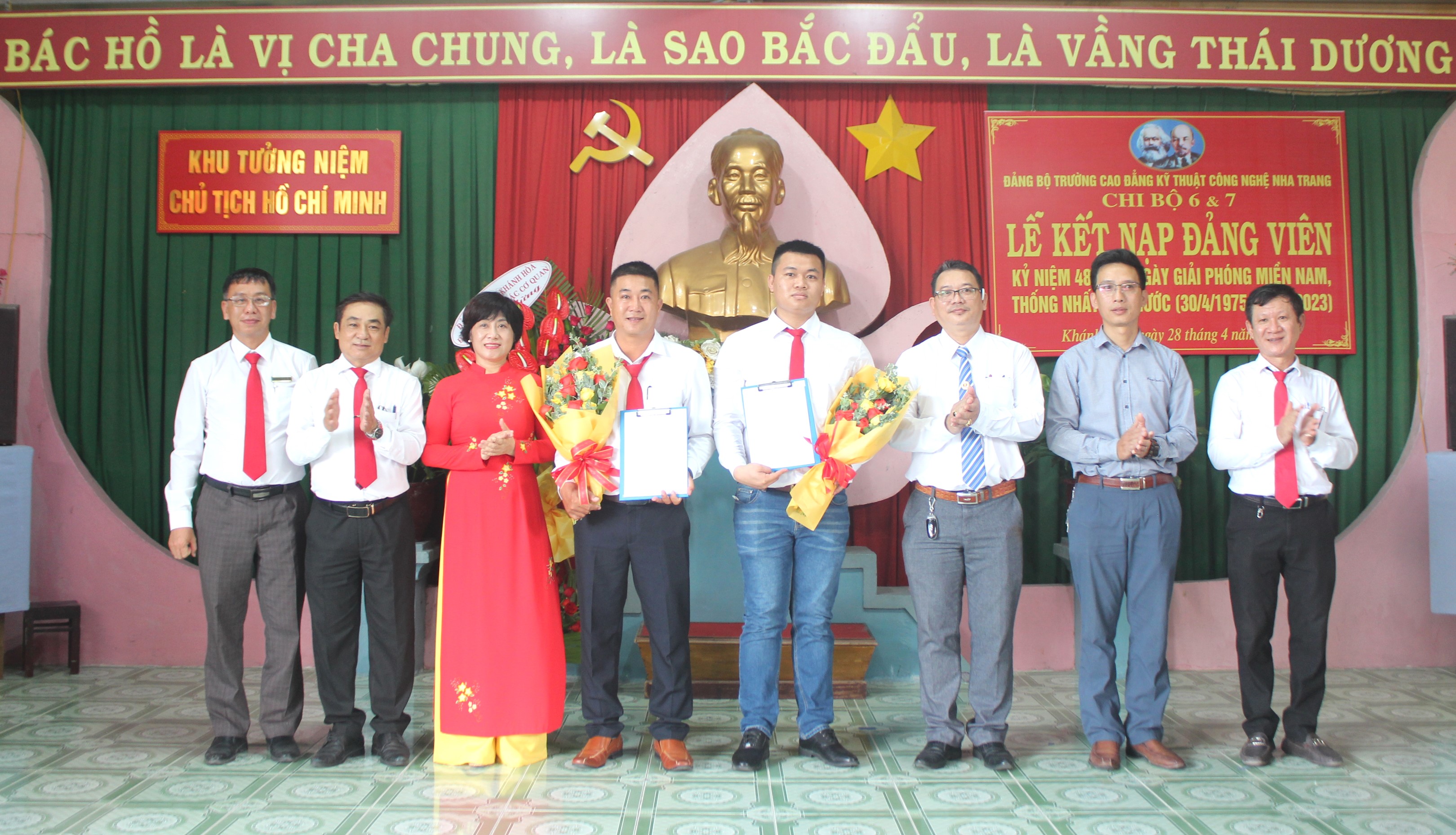 Đảng ủy Trường Cao đẳng Kỹ thuật Công nghệ Nha Trang: Tổ chức lễ kết nạp đảng viên mới tại "địa chỉ đỏ"