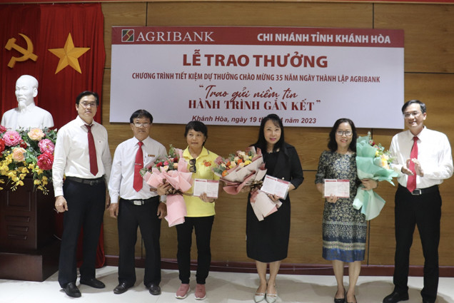 Đại diện Agribank Chi nhánh tỉnh Khánh Hòa trao sổ tiết kiệm cho các khách hàng trúng giải nhì.