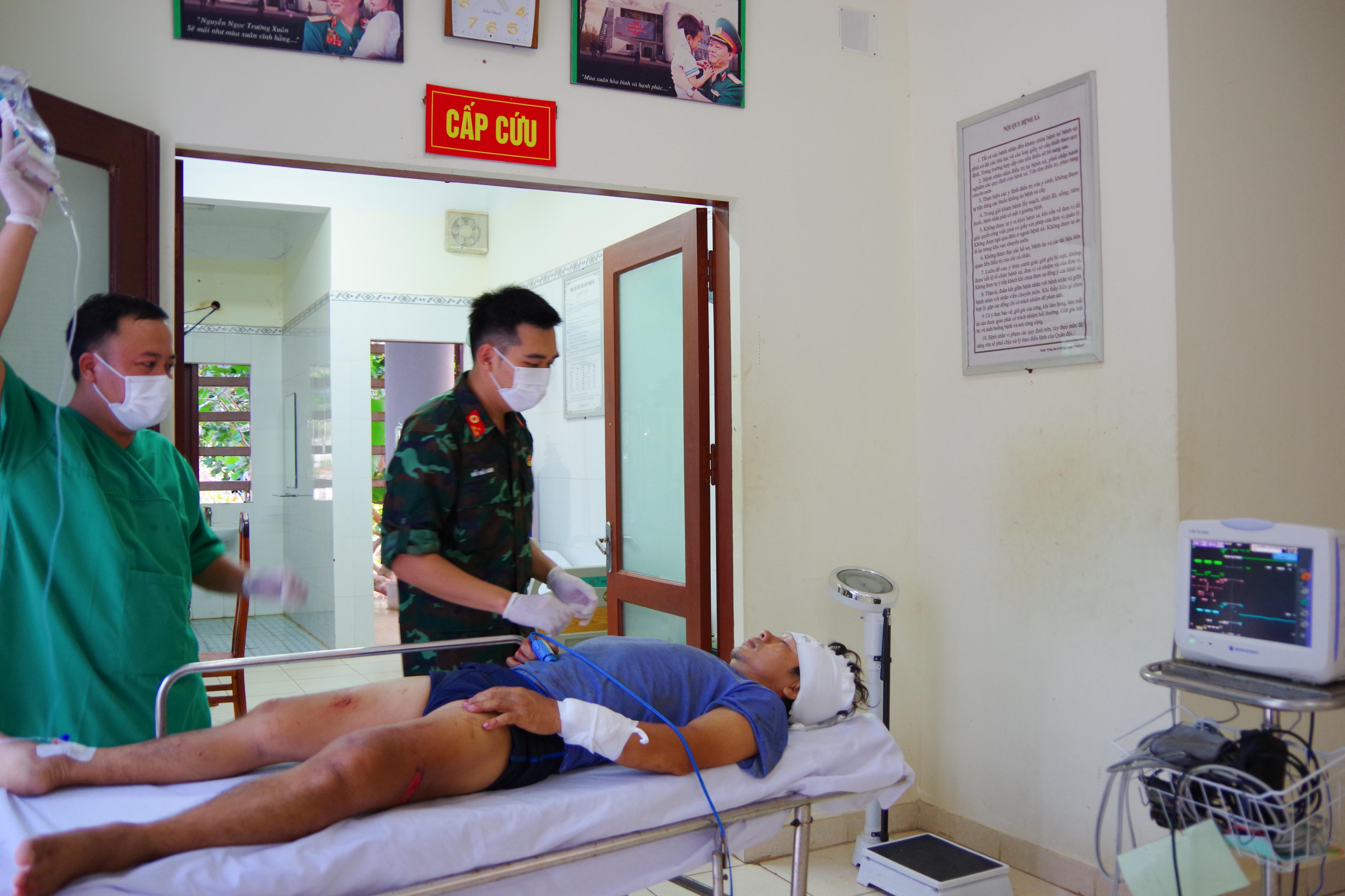 Hỗ trợ cứu kéo một tàu cá Bình Thuận mắc cạn và cấp cứu ngư dân bị tai nạn lao động