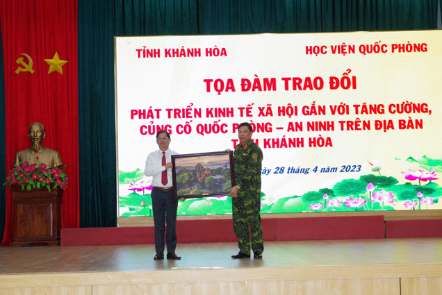 Ông Nguyễn Tấn Tuân tặng quà lưu niệm cho đoàn công tác Học viện Quốc phòng.