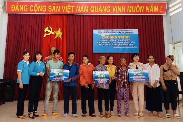 Trao phương tiện sinh kế cho các hộ nghèo thuộc diện chính sách