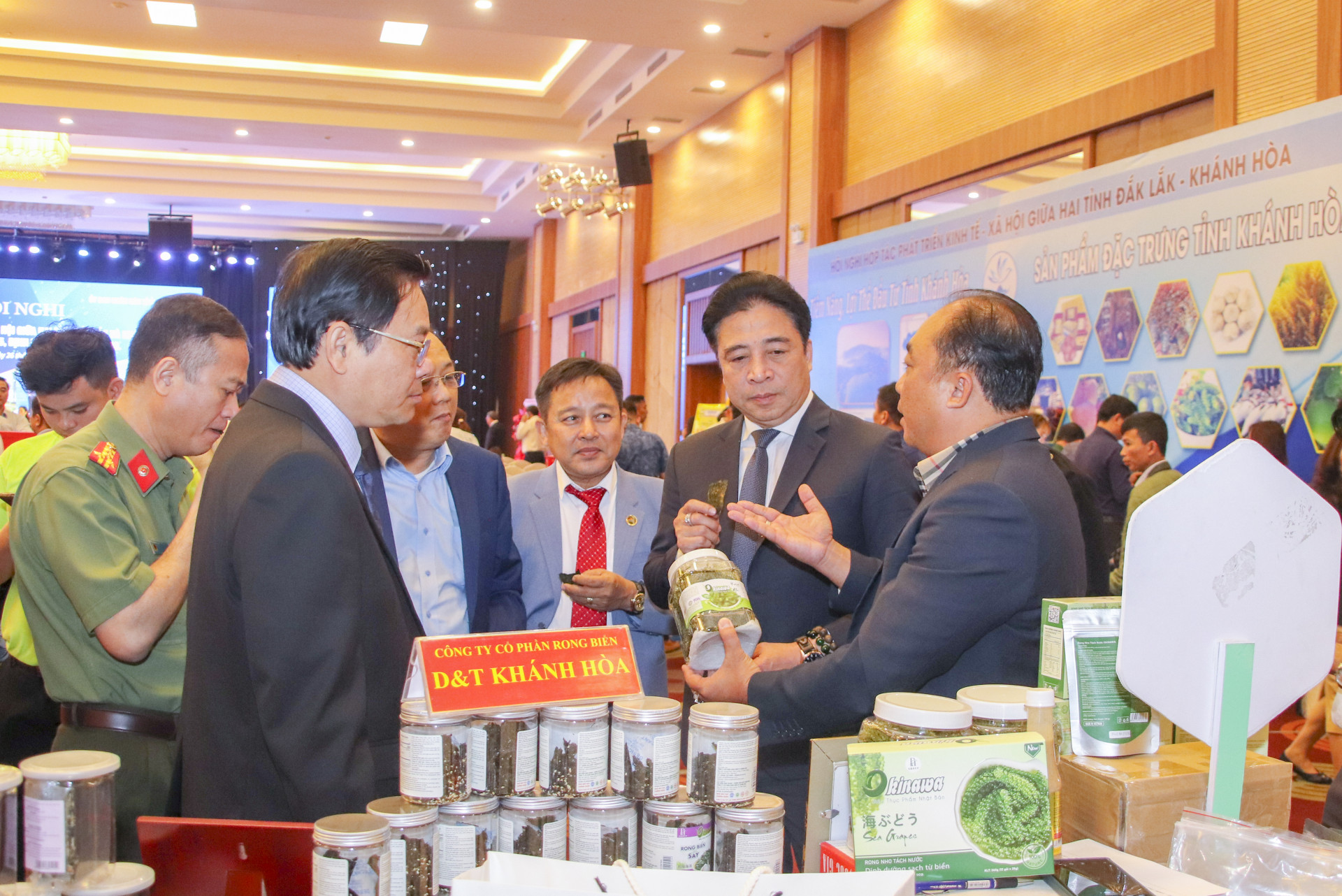 Lãnh đạo tỉnh trao đổi với doanh nghiệp của tỉnh bên lề hội nghị hợp tác với Đắk Lắk.
