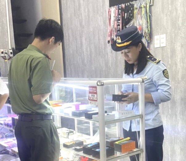 Lực lượng chức năng kiểm tra tại một cơ sở kinh doanh thuốc lá điện tử.