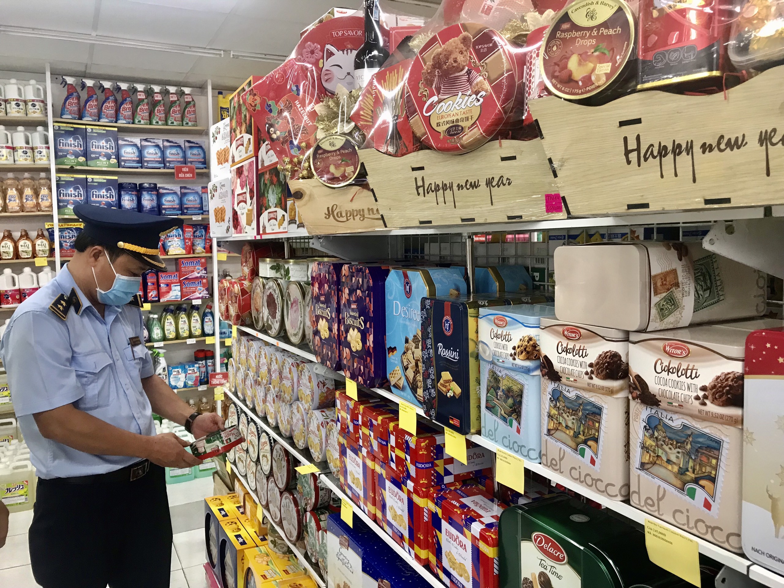 Lực lượng quản lý thị trường kiểm tra mặt hàng tại một hộ kinh doanh ở Nha Trang