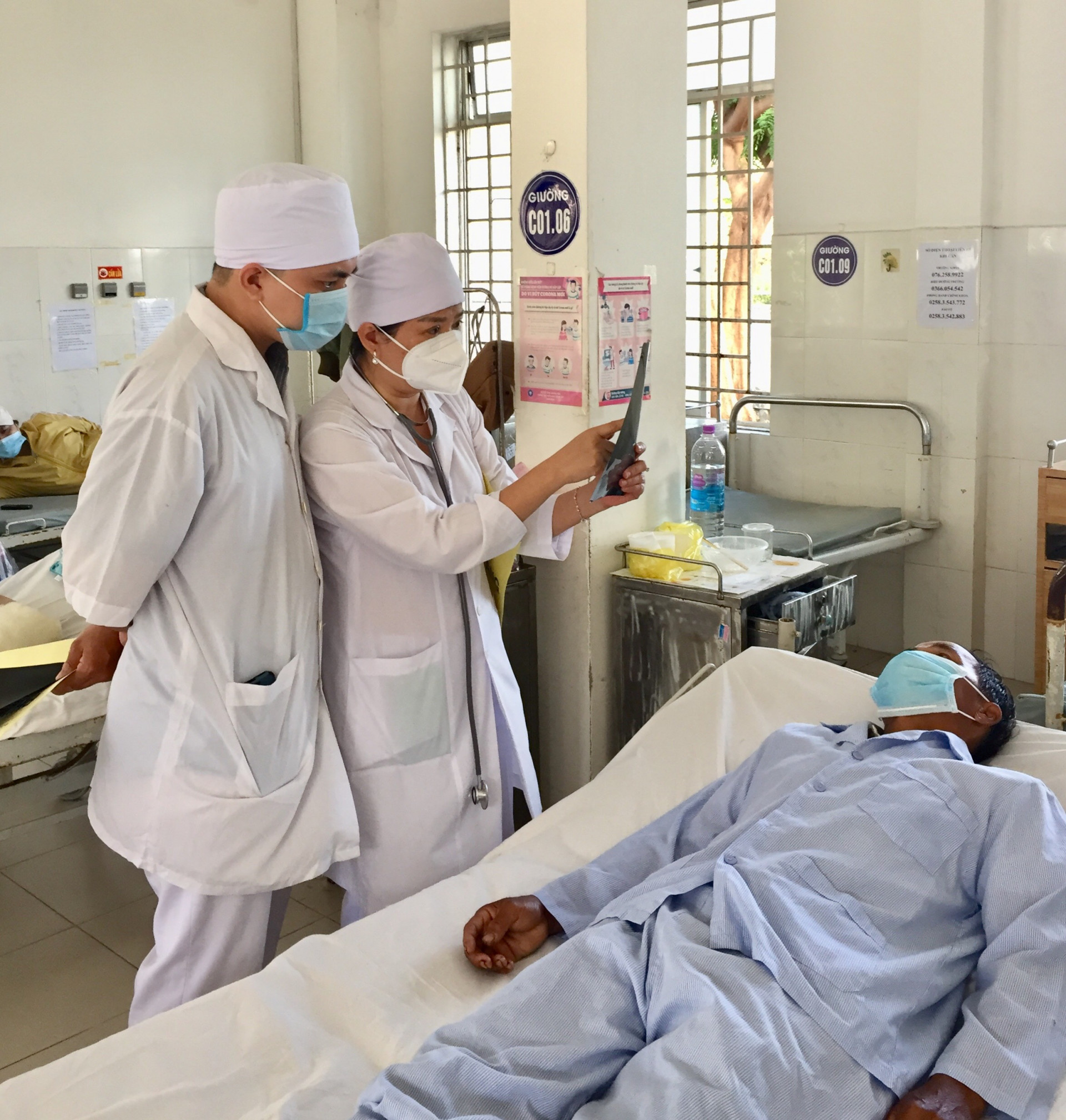 Bác sĩ  Bệnh  viện  Lao  và  Bệnh  phổi  tỉnh Khánh  Hoà  thăm  khám và kiểm  tra  sức  khoẻ  cho  bệnh  nhân  