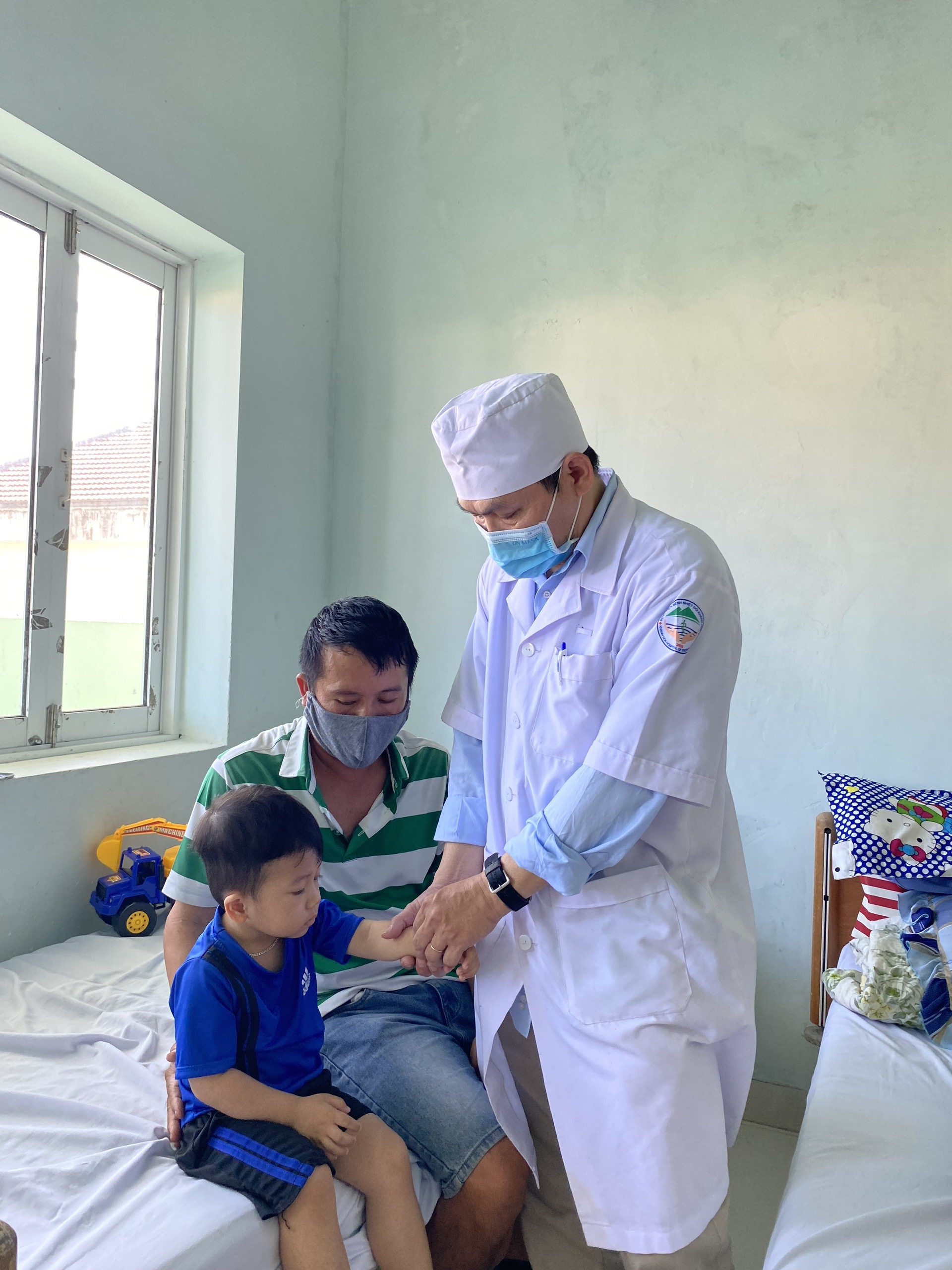 Bác sĩ Bệnh viện Bệnh nhiệt đới tỉnh   khám cho bệnh nhi mắc sốt xuất huyết