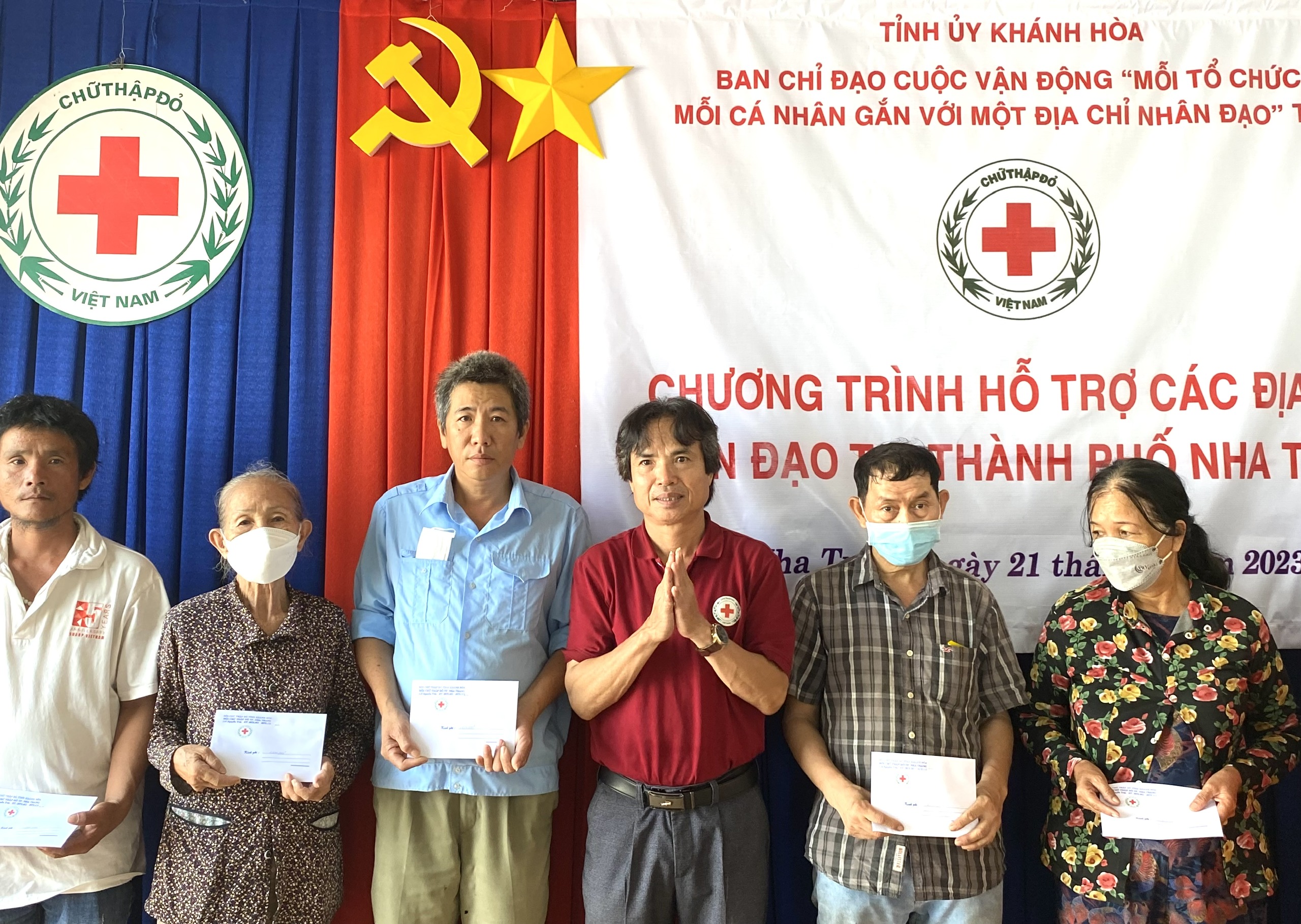 Hội Chữ thập đỏ TP. Nha Trang: Trao hỗ trợ cho các địa chỉ nhân đạo.