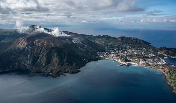Vi khuẩn có thể ăn CO2 được phát hiện trong các vết nứt núi lửa gần đảo Vulcano của Italy. 