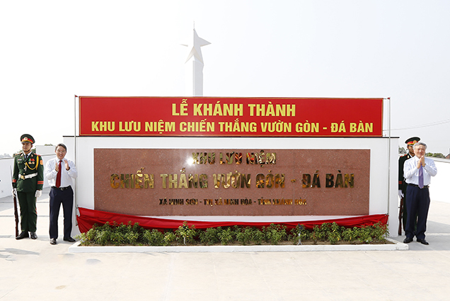 Ông Nguyễn Hoà Bình và Nguyễn Hải Ninh tháo băng rôn khánh thành