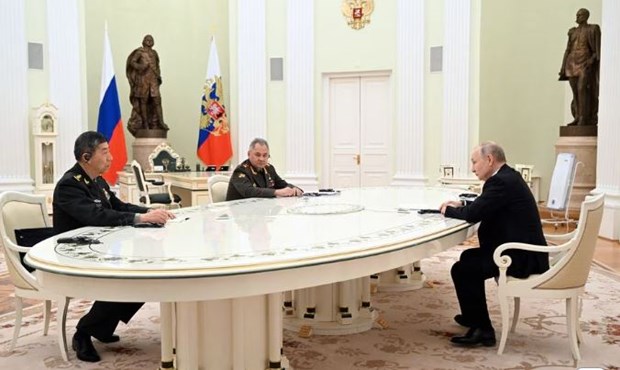 Tổng thống Nga Vladimir Putin, Bộ trưởng Quốc phòng Nga Sergei Shoigu và Bộ trưởng Quốc phòng Trung Quốc Lý Thượng Phúc tham dự một cuộc họp ở Moskva, Nga, ngày 16/4. (Nguồn: Sputnik)
