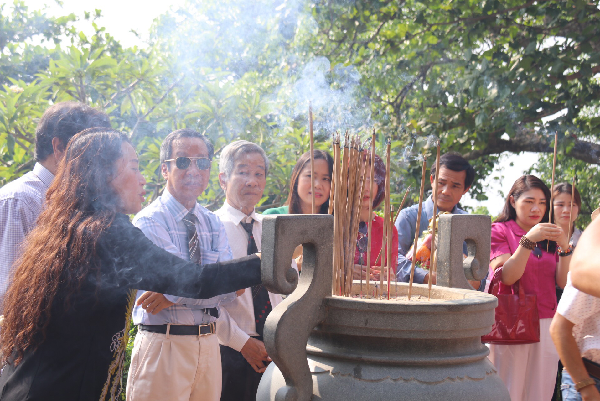 Các đại biểu dâng hương tại khu di tích Tháp Bà Ponagar.