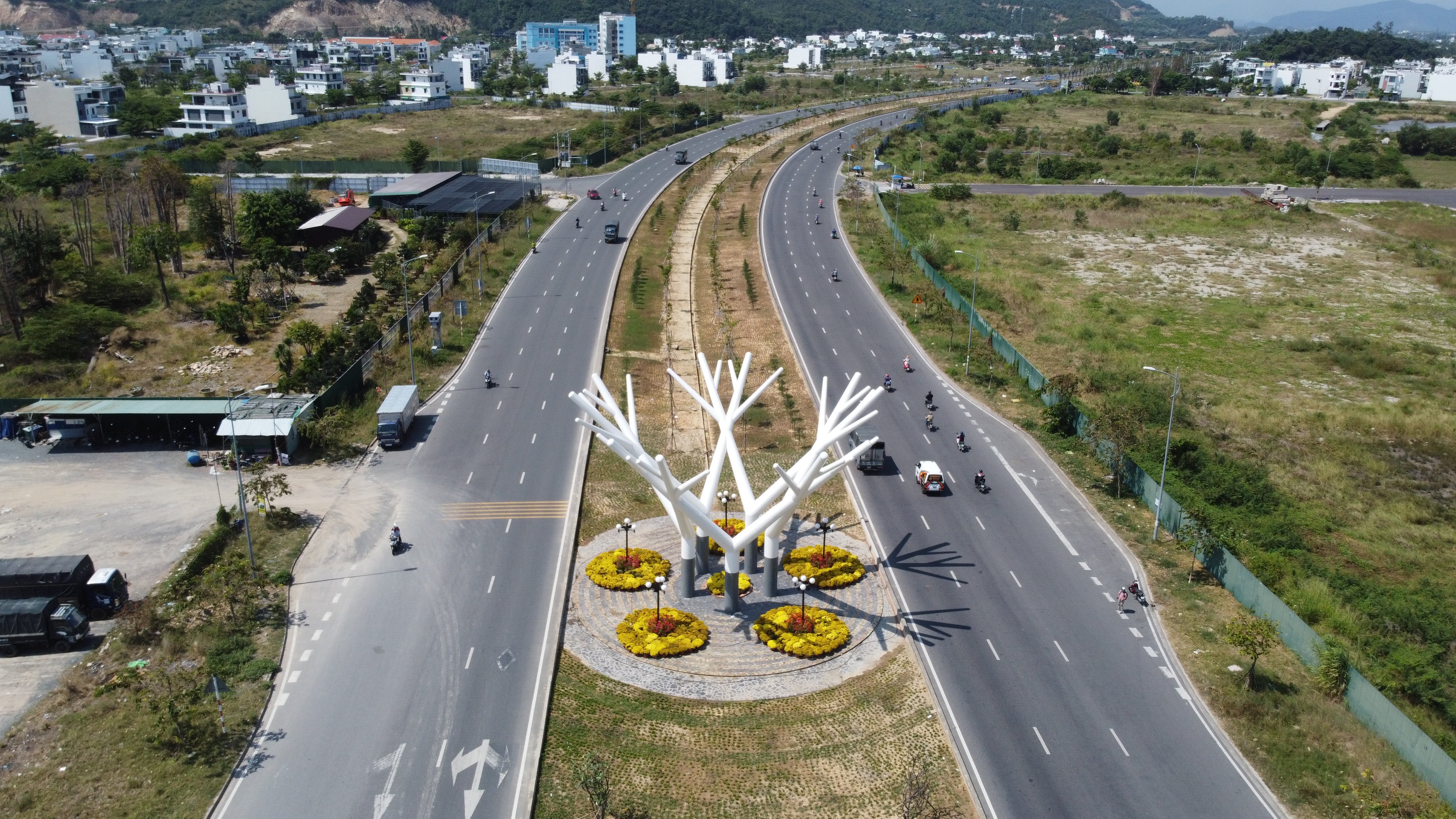 Công trình trồng cây xanh dải phân cách đường Võ Nguyên Giáp: Giao UBND TP. Nha Trang và huyện Diên Khánh quản lý, khai thác