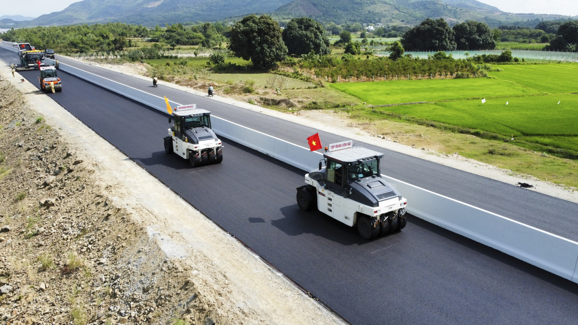 Cao tốc Nha Trang - Cam Lâm đang gấp rút thi công về đích.