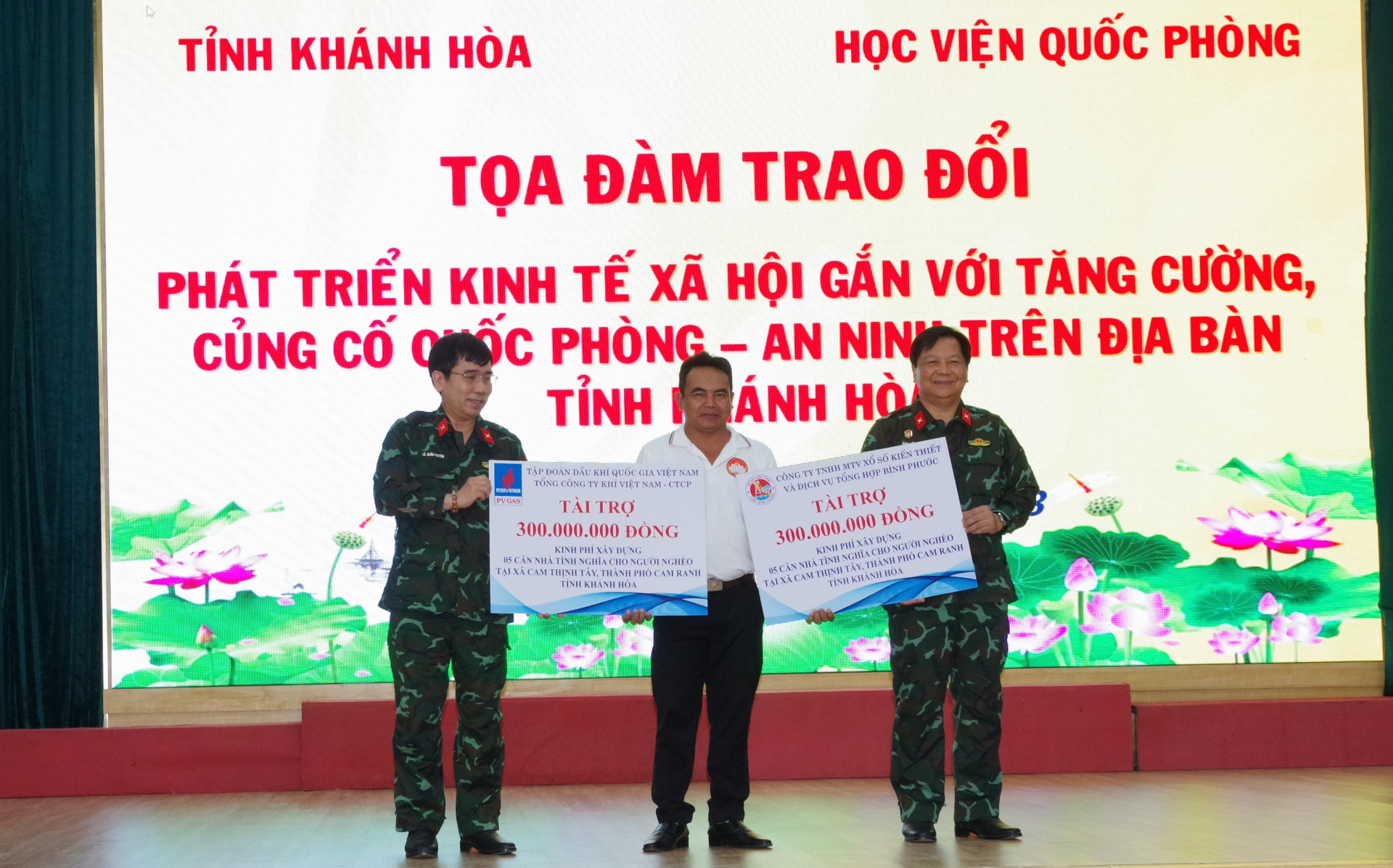 Đại diện 2 đơn vị trao tượng trưng số tiền hỗ trợ xây nhà tình nghĩa.