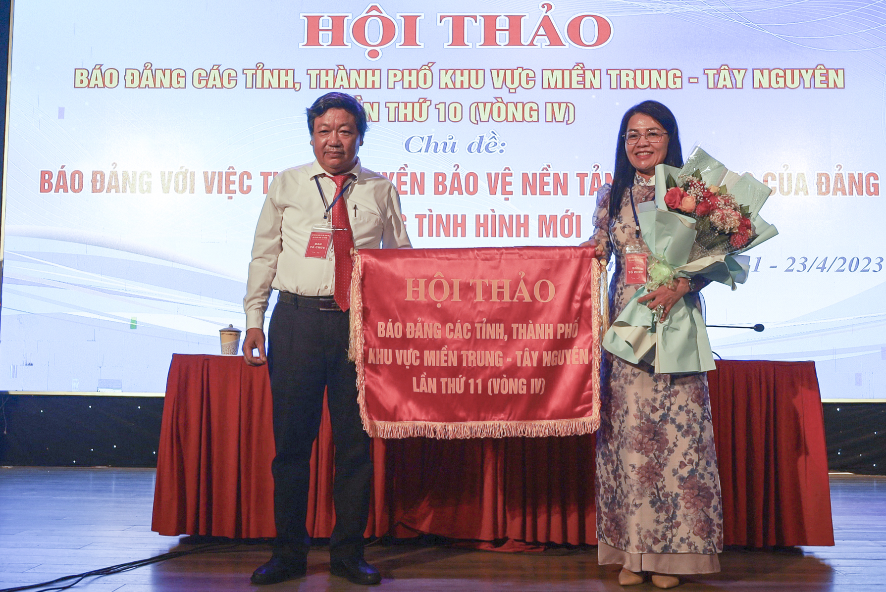 Lãnh đạo Báo Quảng Trị (bên trái) trao cờ đăng cai hội thảo Báo Đảng khu vực Miền Trung -Tây Nguyên lần thứ 11 (vòng IV) cho lãnh đạo Báo Lâm Đồng.
