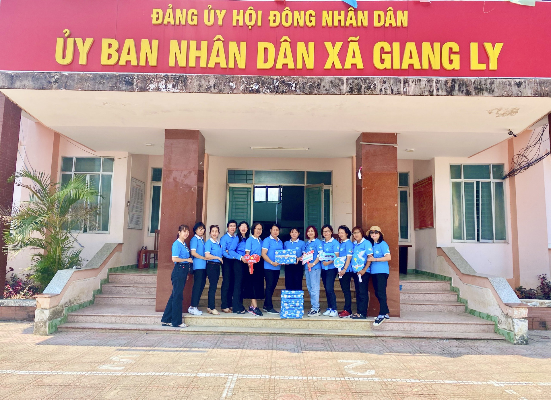 Tặng quà cho hội viên phụ nữ xã Giang Ly.