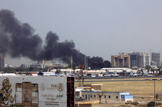 Khói bốc lên sau các cuộc giao tranh gần sân bay Khartoum, Sudan, ngày 15/4/2023. (Ảnh: AFP/TTXVN)

