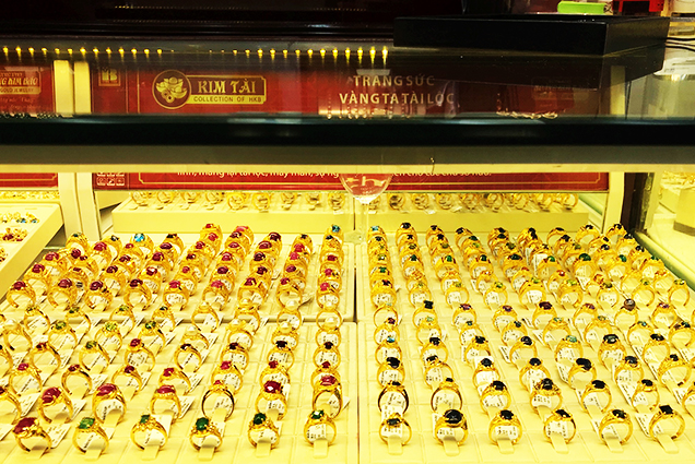 Đầu tuần, giá vàng mất mốc 67 triệu đồng/lượng