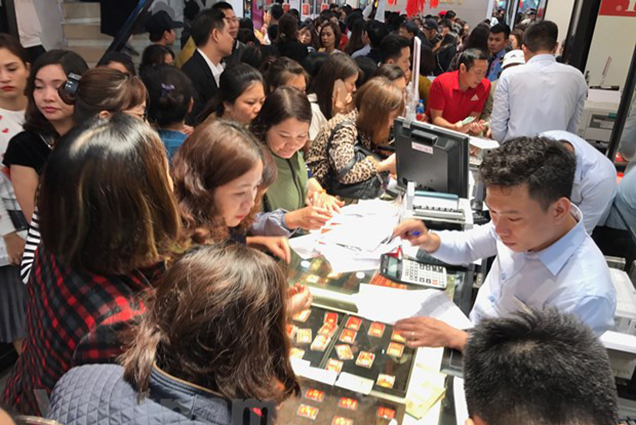 Giá vàng thế giới vượt 2.010 USD/ounce, trong nước chỉ tăng nhẹ