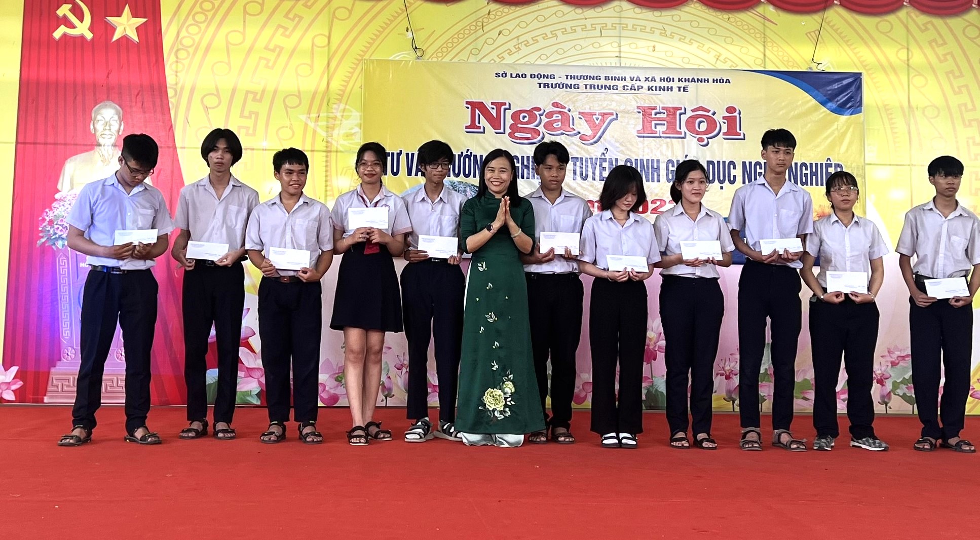 Trường Trung cấp Kinh tế Khánh Hoà: Tư vấn hướng nghiệp, tuyển sinh cho hơn 400 học sinh trường THCS