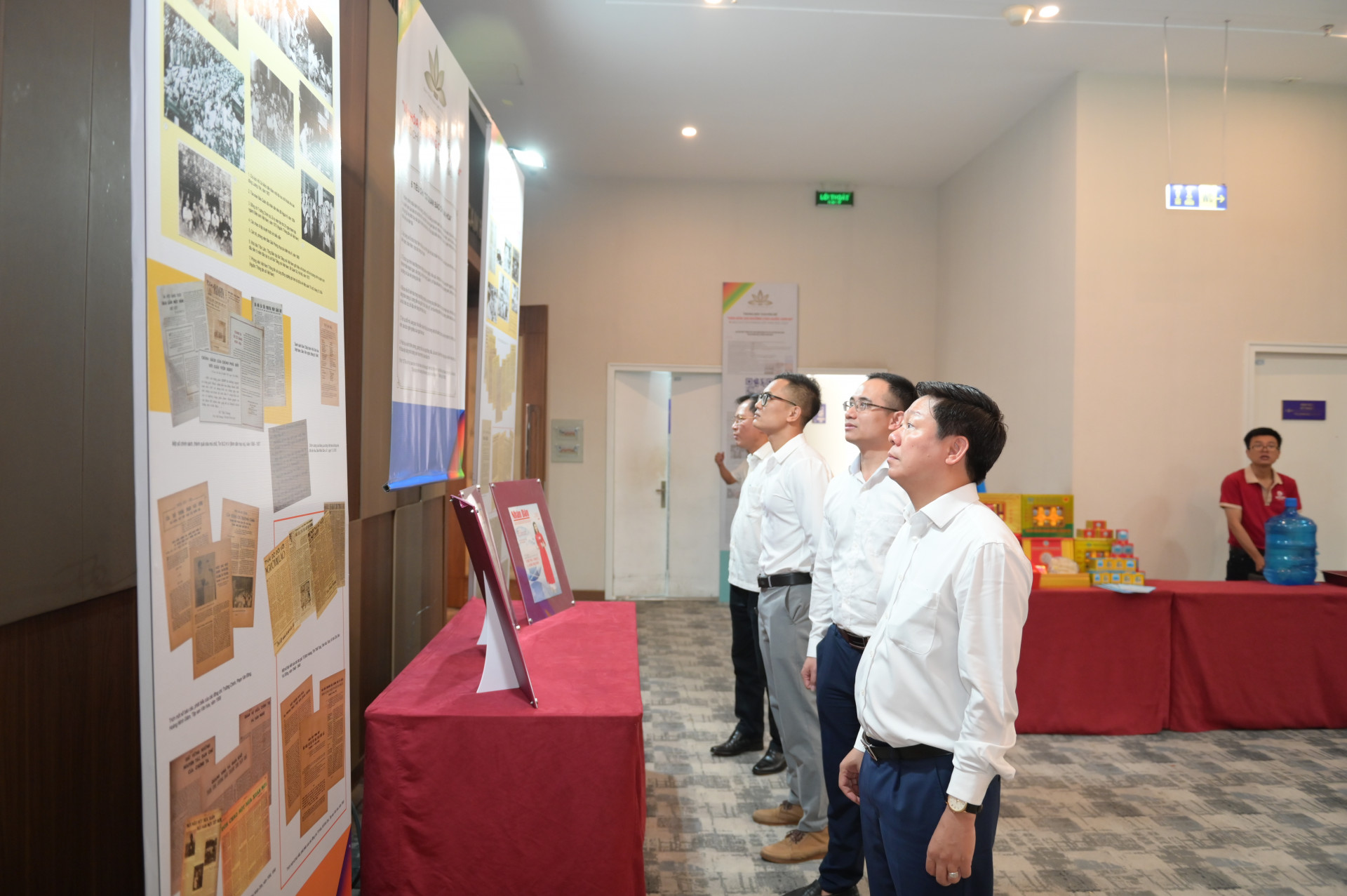 Các đại biểu xem trưng bày chuyên đề 80 năm Đề cương văn hóa Việt Nam