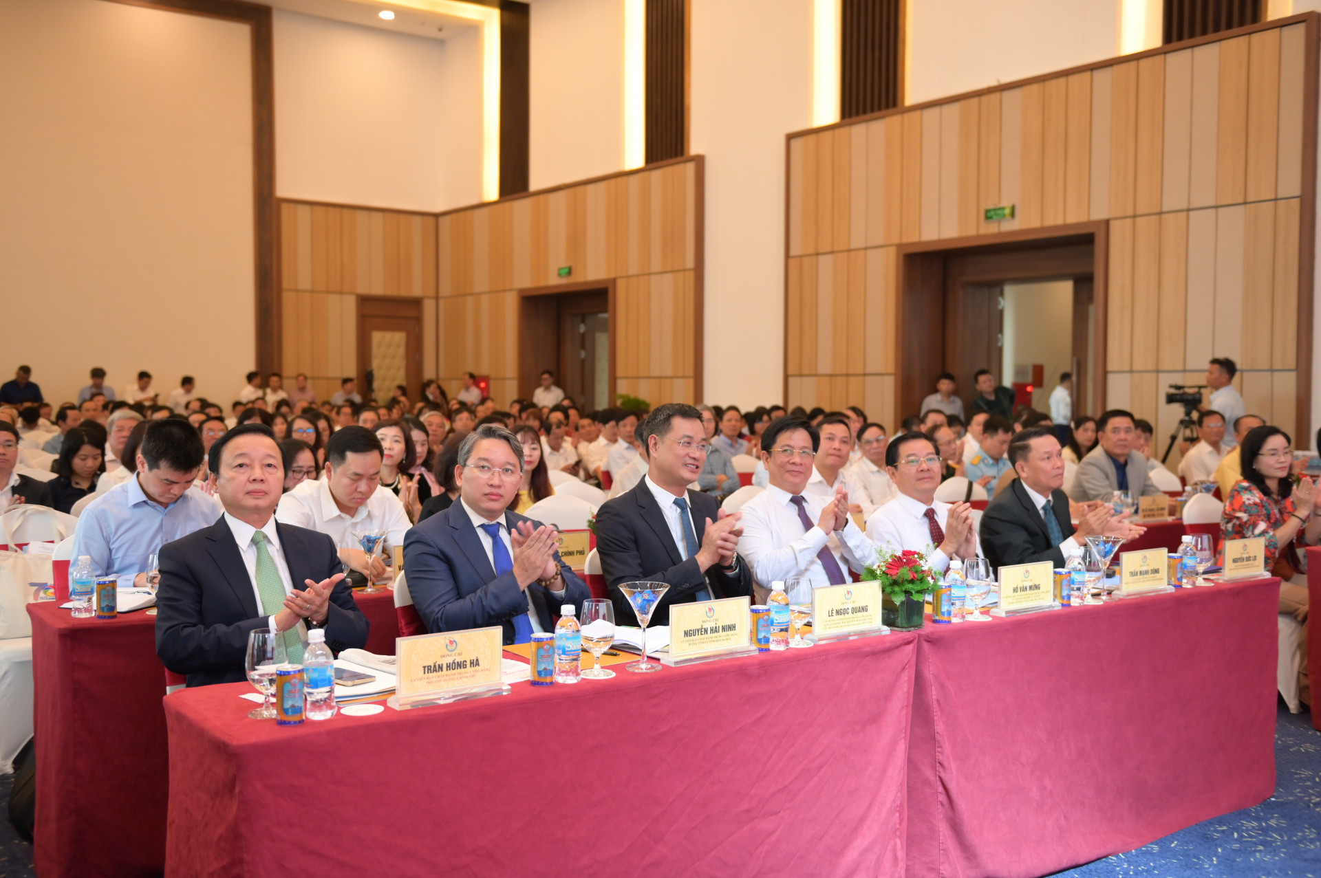 Các đồng chí lãnh đạo Trung ương và tỉnh Khánh Hòa tham dự hội nghị