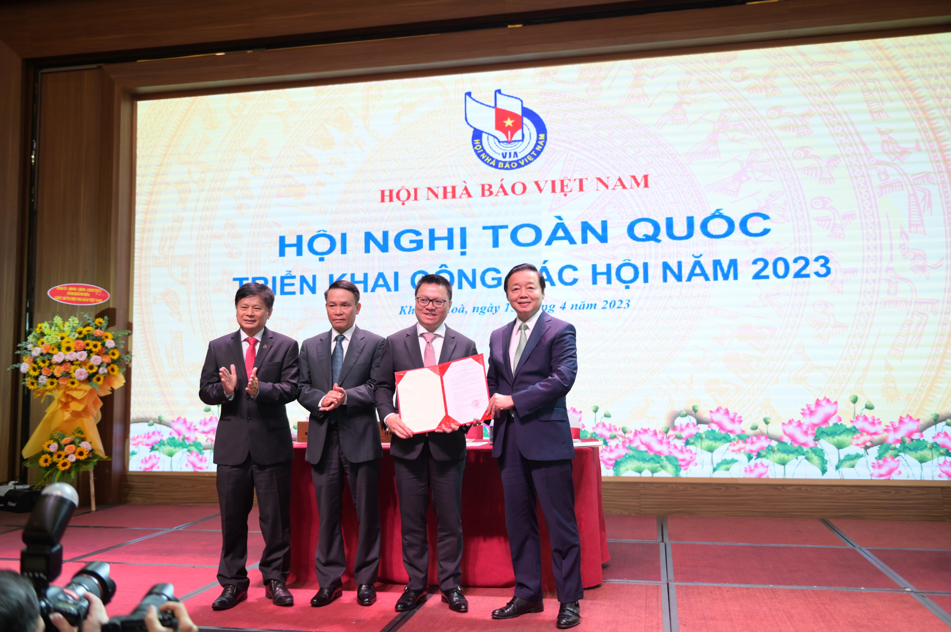 Phó Thủ tướng Trần Hồng Hà trao quyết định phê duyệt điều lệ Hội Nhà báo Việt Nam