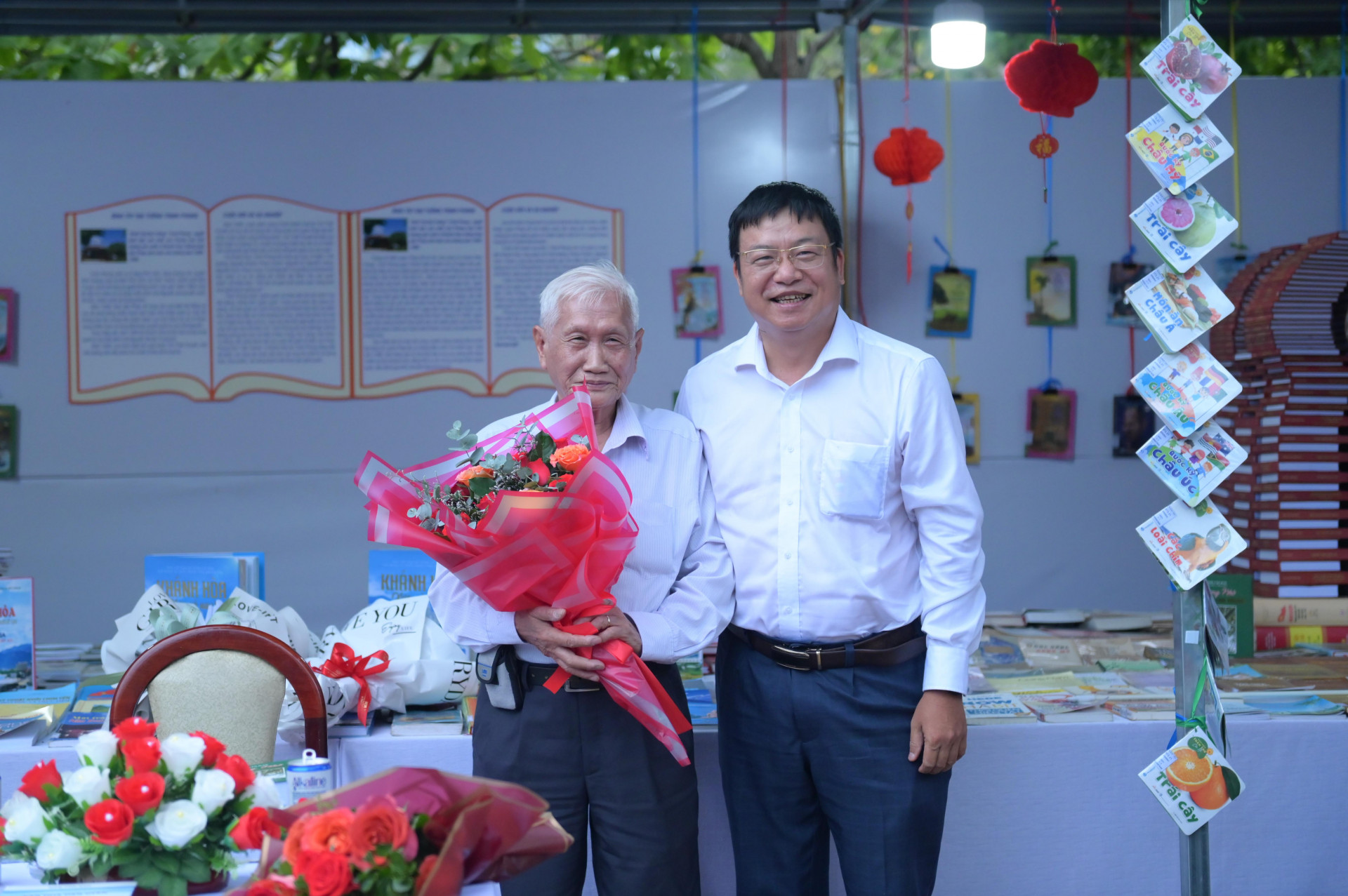 Các đại biểu tặng hoa cho nhà nghiên cứu Ngô Văn Ban