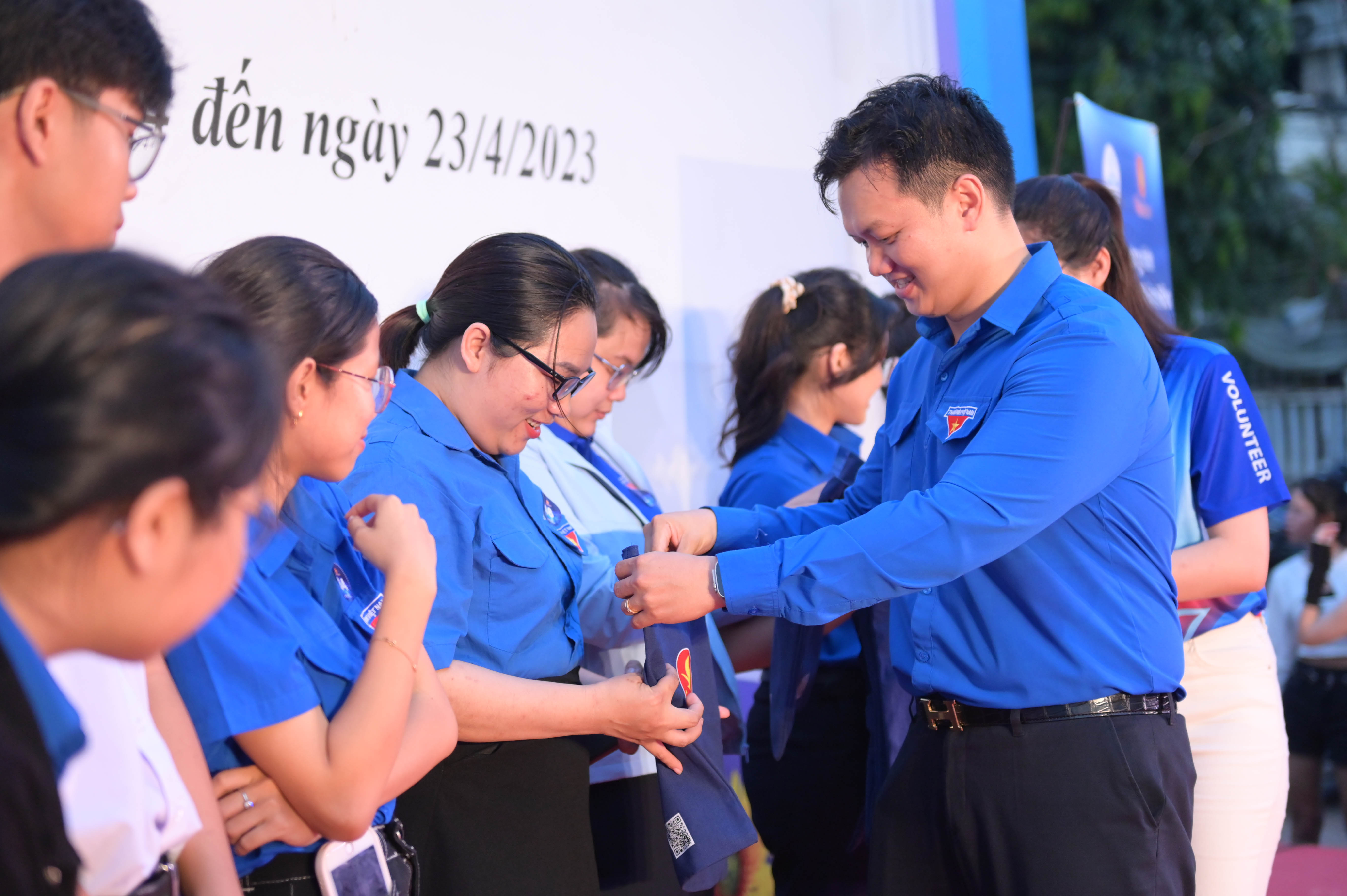 Ban tổ chức trao thưởng cho các đoàn viên, thanh niên, người dân tham gia các trò chơi