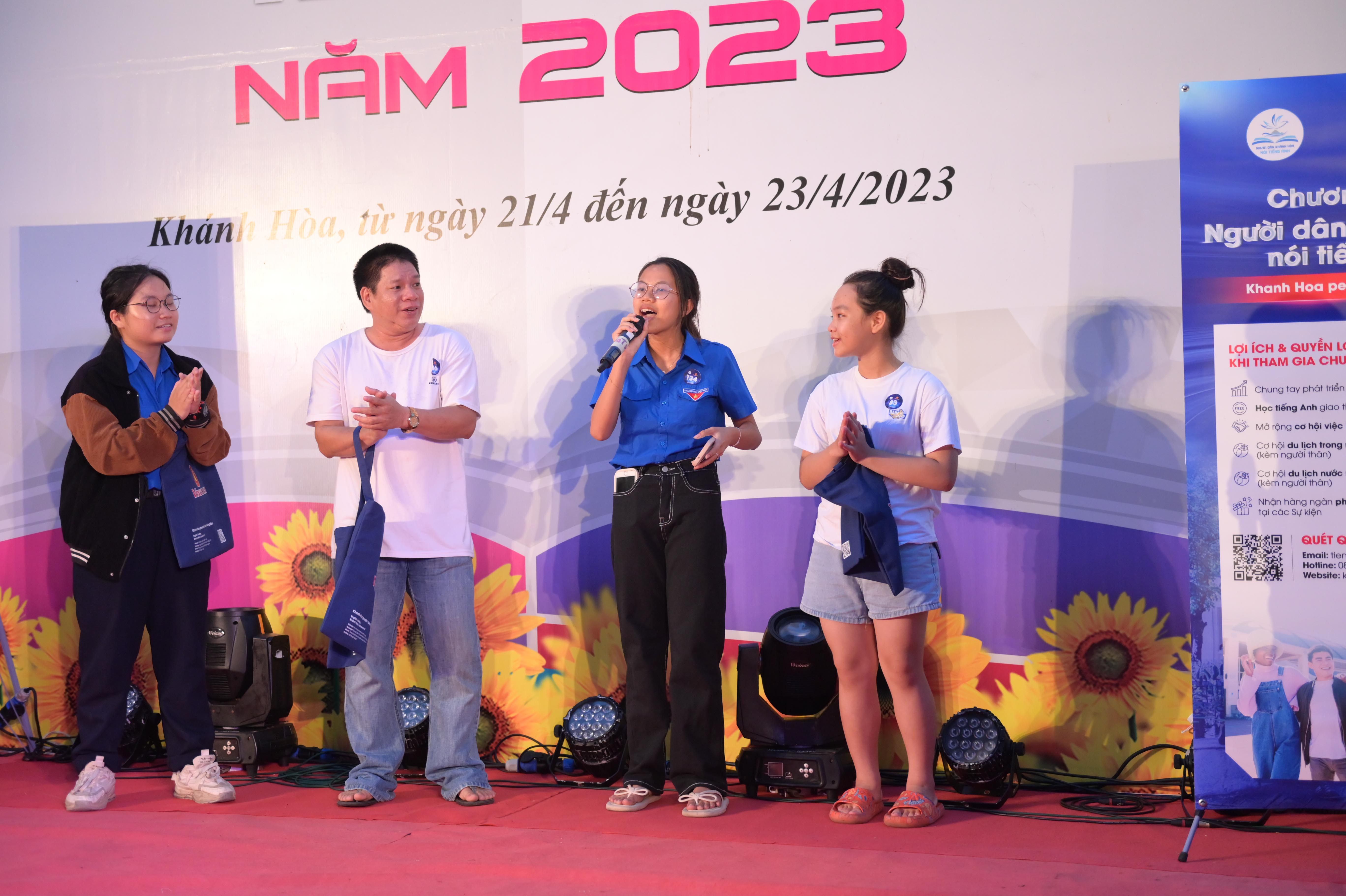 Phần thi hát karaoke bằng tiếng Anh sôi động