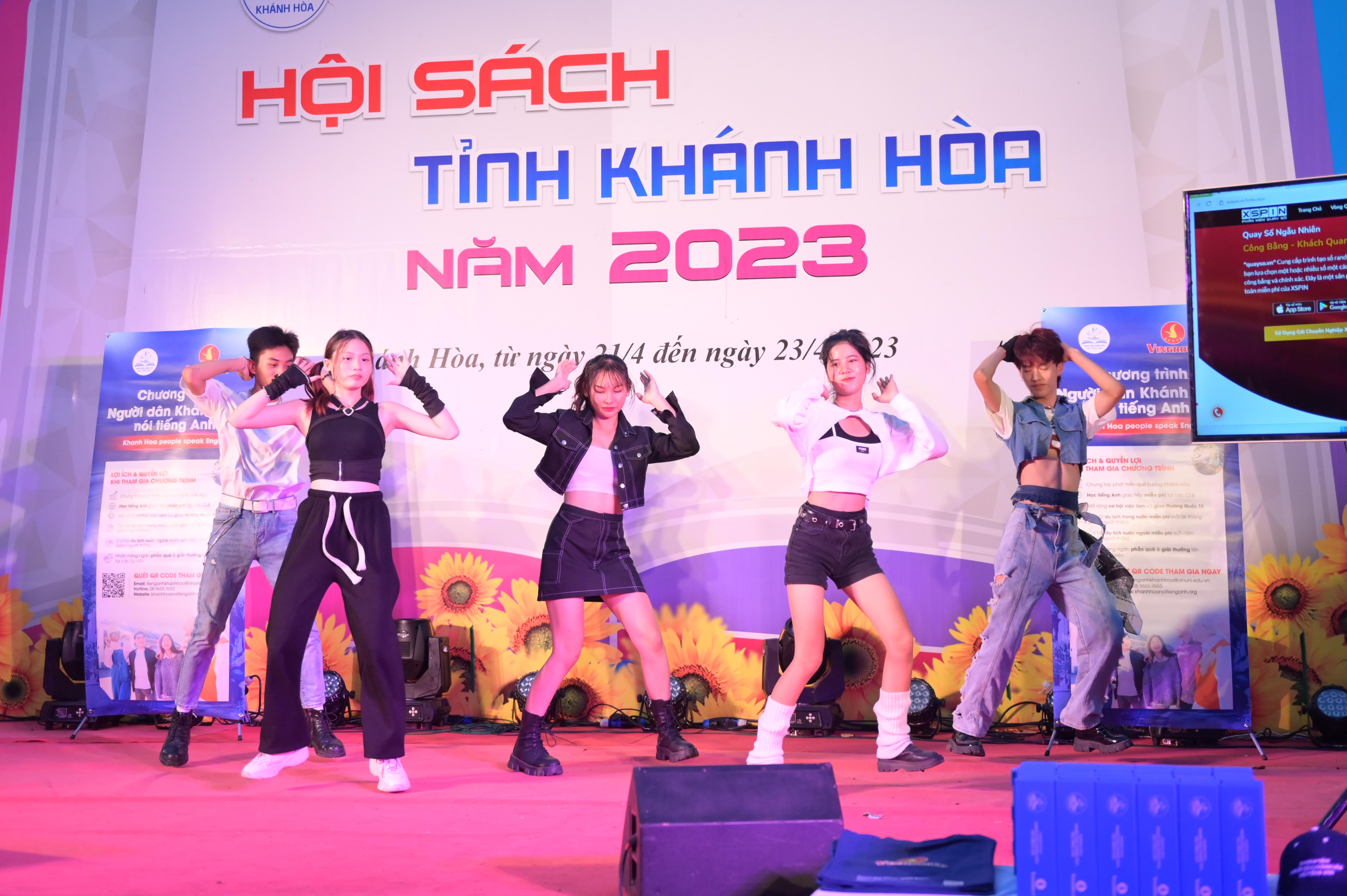 Tiết mục văn nghệ sôi động tại chương trình