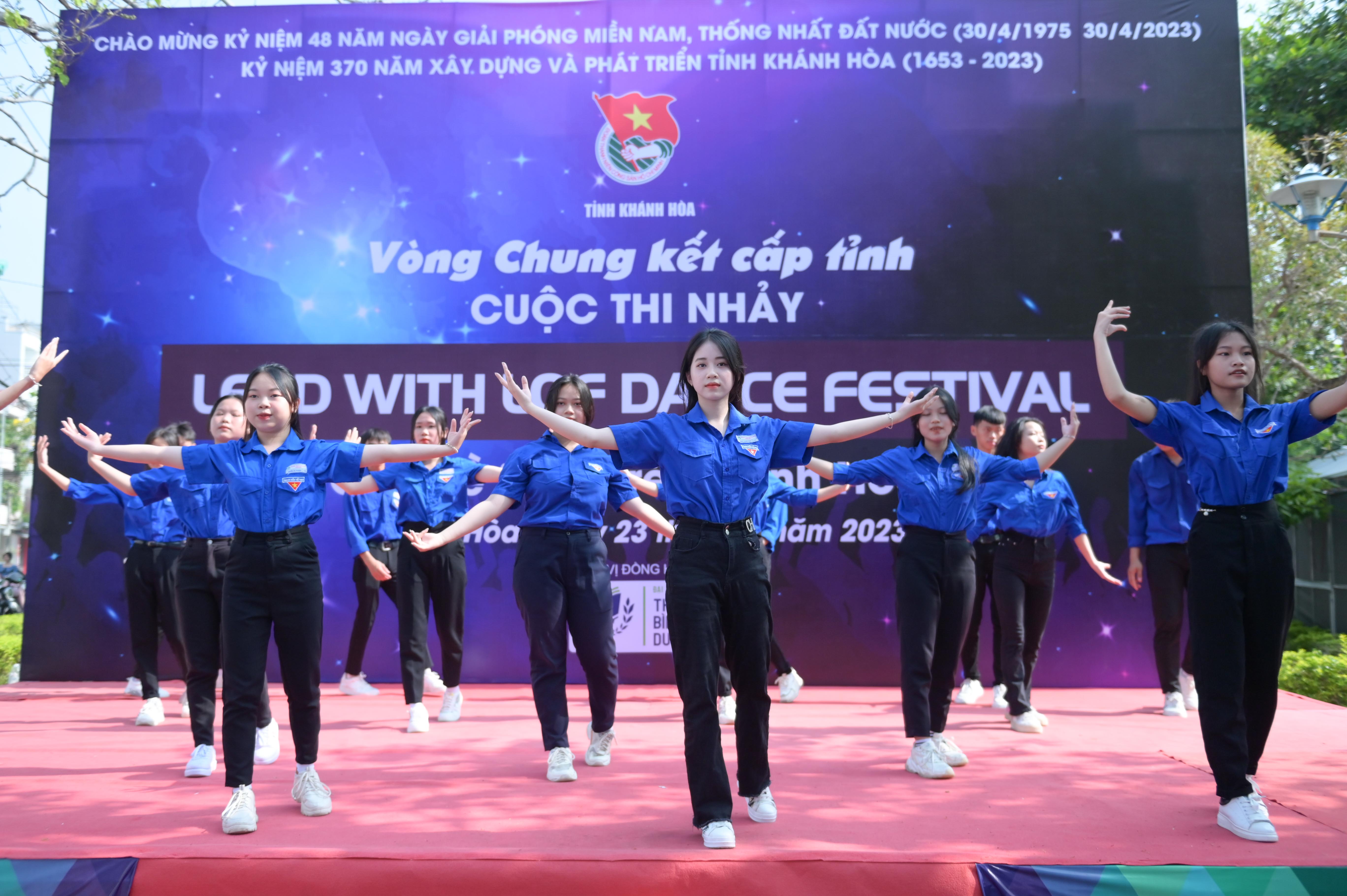 Các đội nhảy thi tài