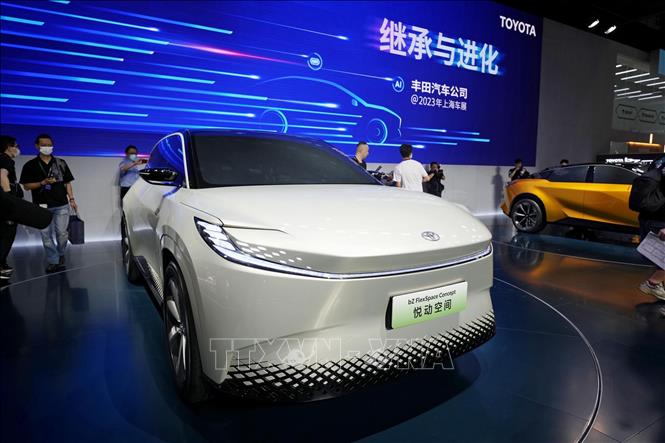 
Chú thích ảnh Mẫu xe điện của nhà sản xuất ô tô Toyota được trưng bày tại Triển lãm Công nghiệp Ô tô quốc tế ở Thượng Hải (Trung Quốc) ngày 18/4/2023. Ảnh: Kyodo/TTXVN