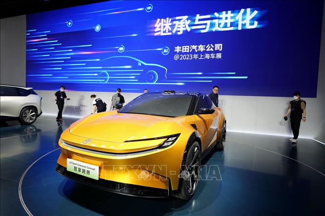 Mẫu xe điện của nhà sản xuất ô tô Toyota được trưng bày tại Triển lãm Công nghiệp Ô tô quốc tế ở Thượng Hải (Trung Quốc) ngày 18/4/2023. Ảnh: Kyodo/TTXVN