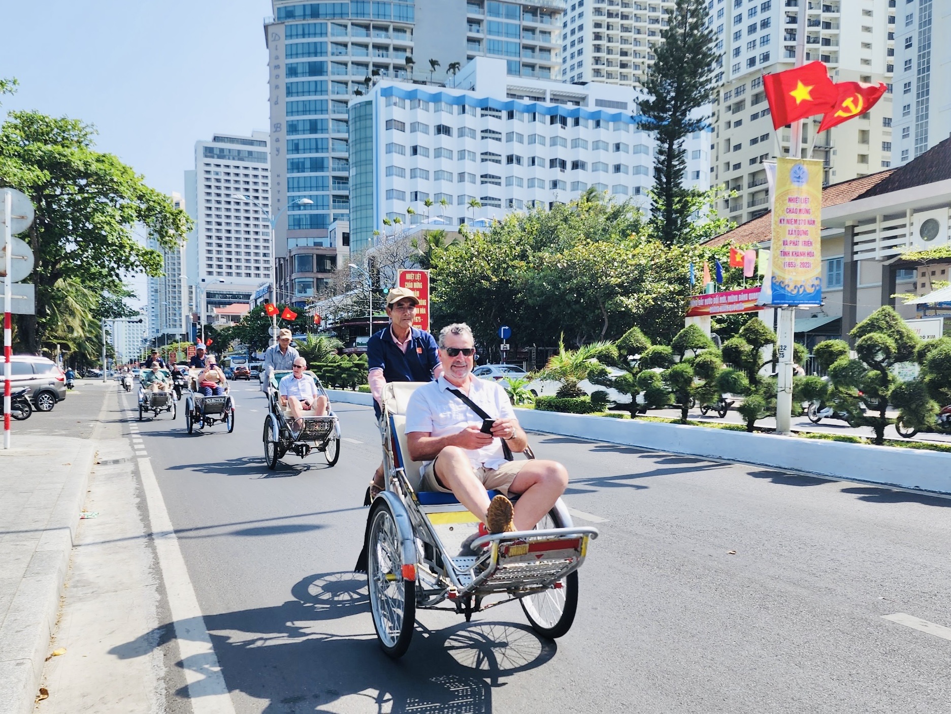 Khách du lịch tàu biển đi tour xích lô tham quan thành phố Nha Trang.