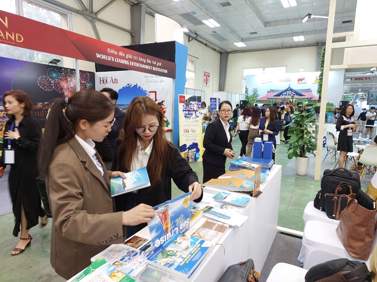 Khách tìm hiểu sản phẩm du lịch Khánh Hòa tại VITM Hà Nội 2023