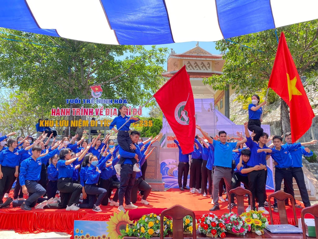 Thanh niên thị xã Ninh Hòa biểu diễn văn nghệ trong hành trình về địa chỉ đỏ.
