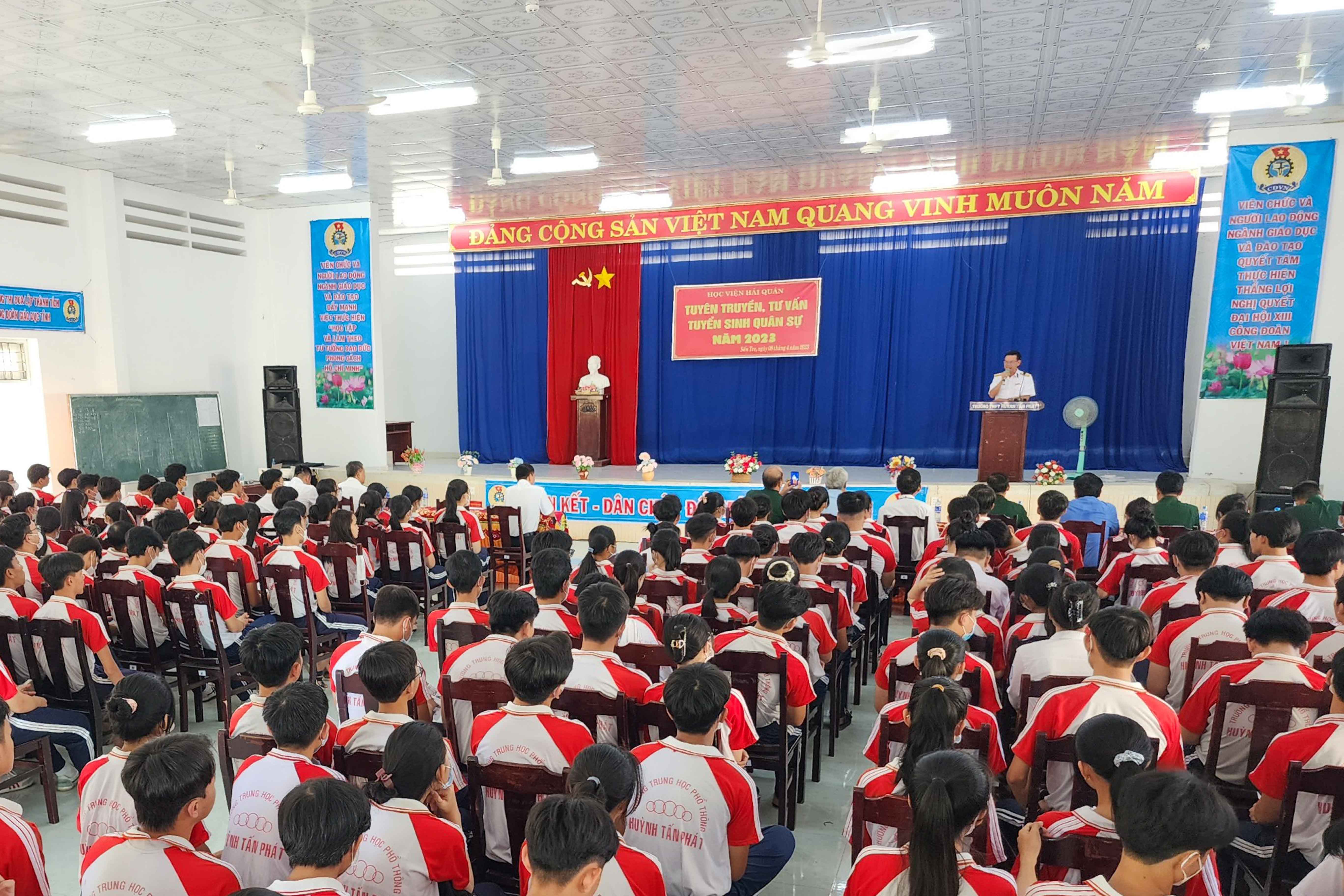 Học viện Hải quân:: Tuyên truyền về biển, đảo và tư vấn tuyển sinh quân sự tại tỉnh Bến Tre