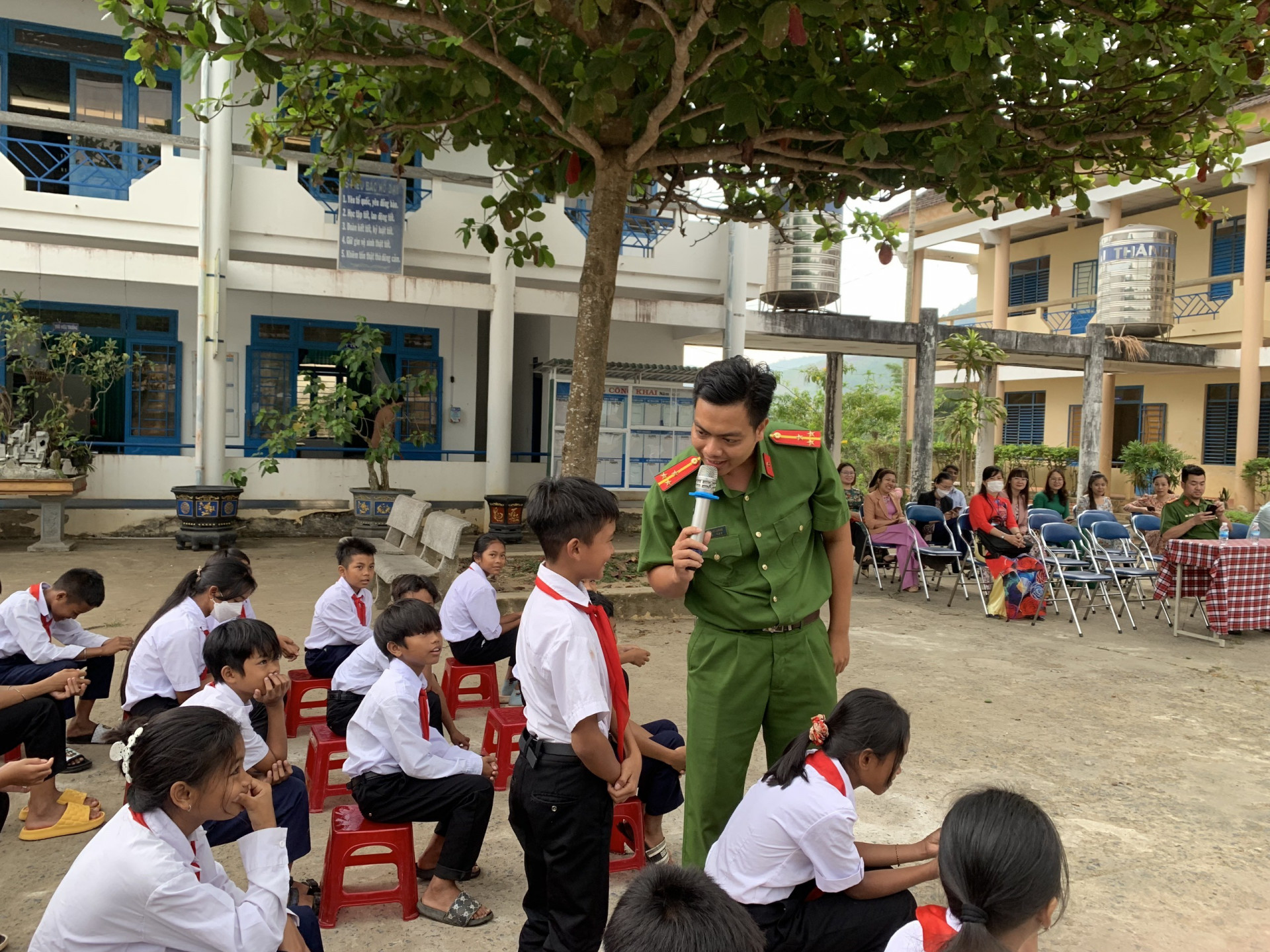 Hỏi đáp các em học sinh cách xử lý khi gặp đám cháy trong gia đình và báo cho người lớn, thông báo sự giúp đỡ của những người xung quanh