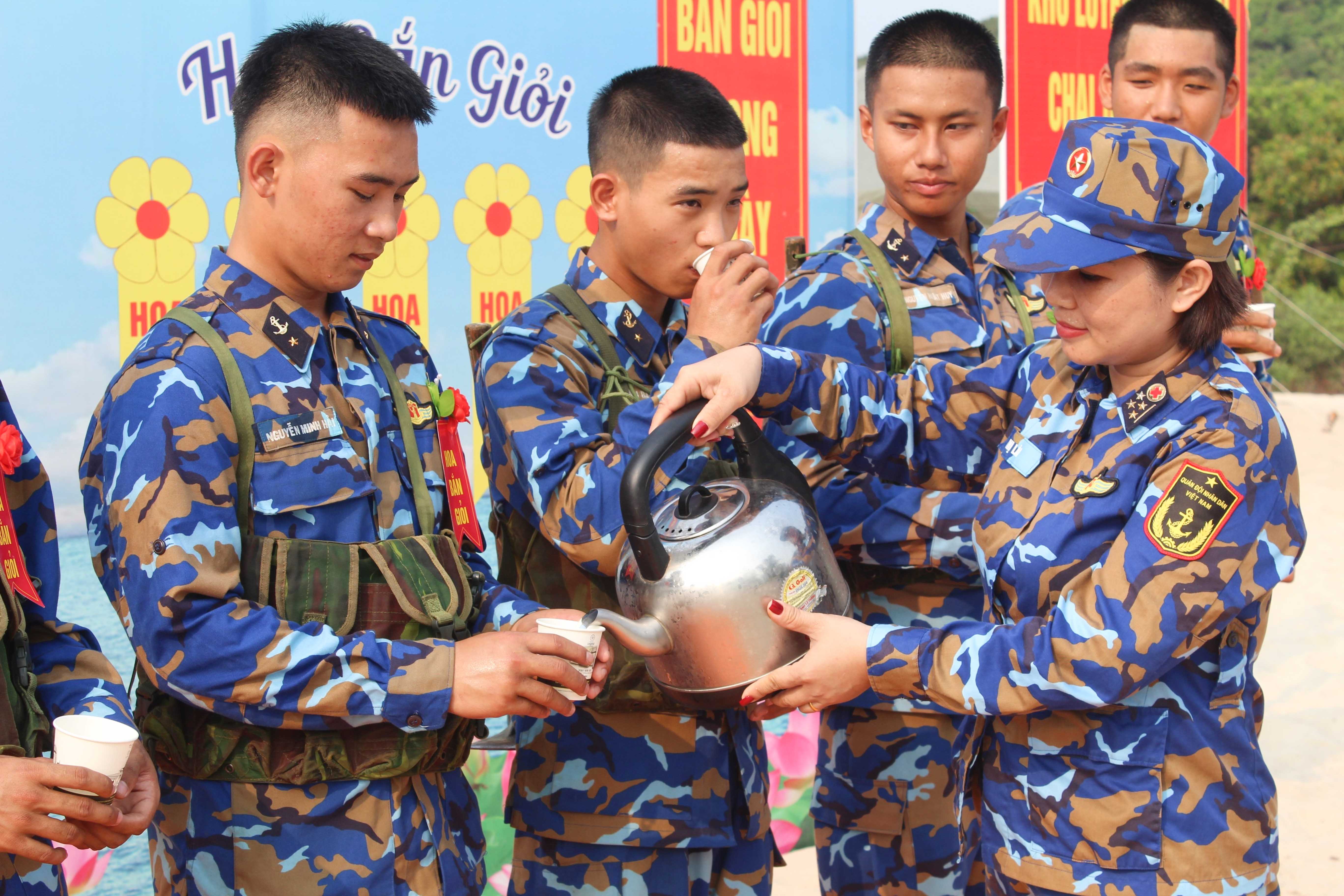 Hội Phụ nữ Trung tâm Huấn luyện Vùng 4 Hải quân tiếp nước cho các chiến sĩ trên thao trường