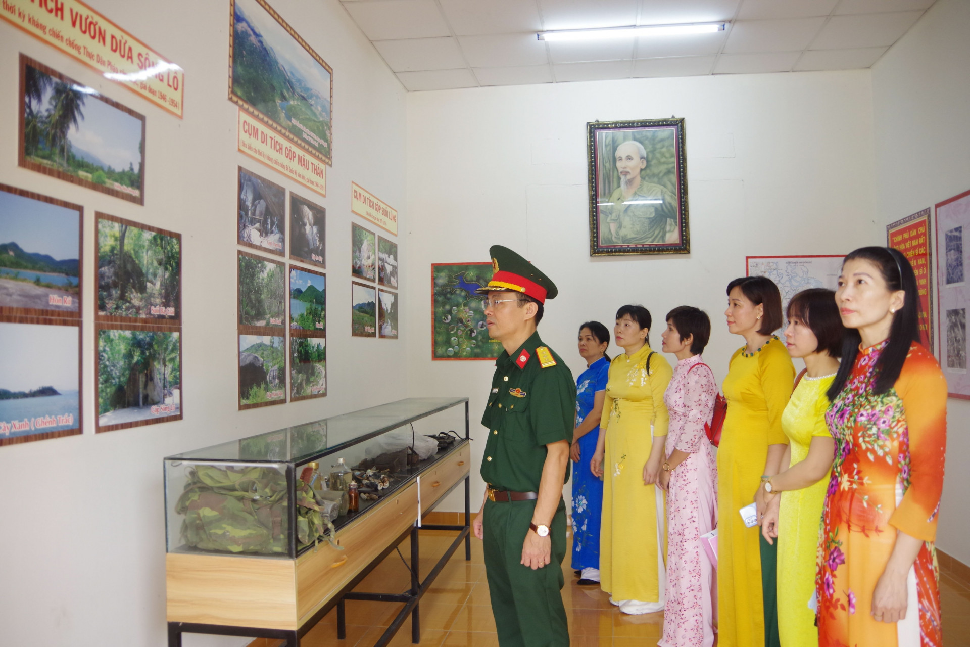 Đoàn tham quan phòng trưng bày tại Khu căn cứ cách mạng Đồng Bò
