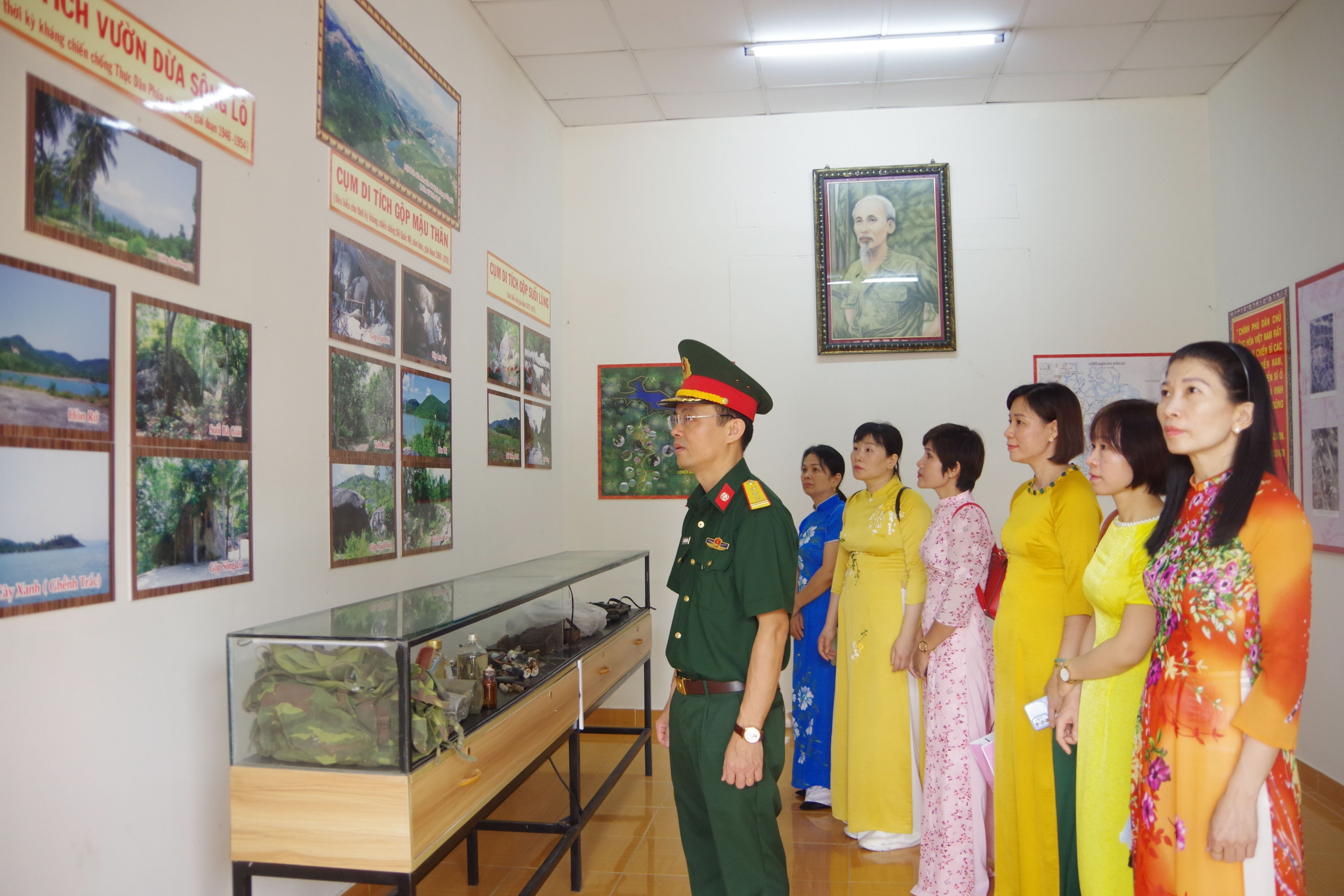 Công đoàn cơ sở Trường Sĩ quan Thông tin dâng hương tại Khu căn cứ cách mạng Đồng Bò