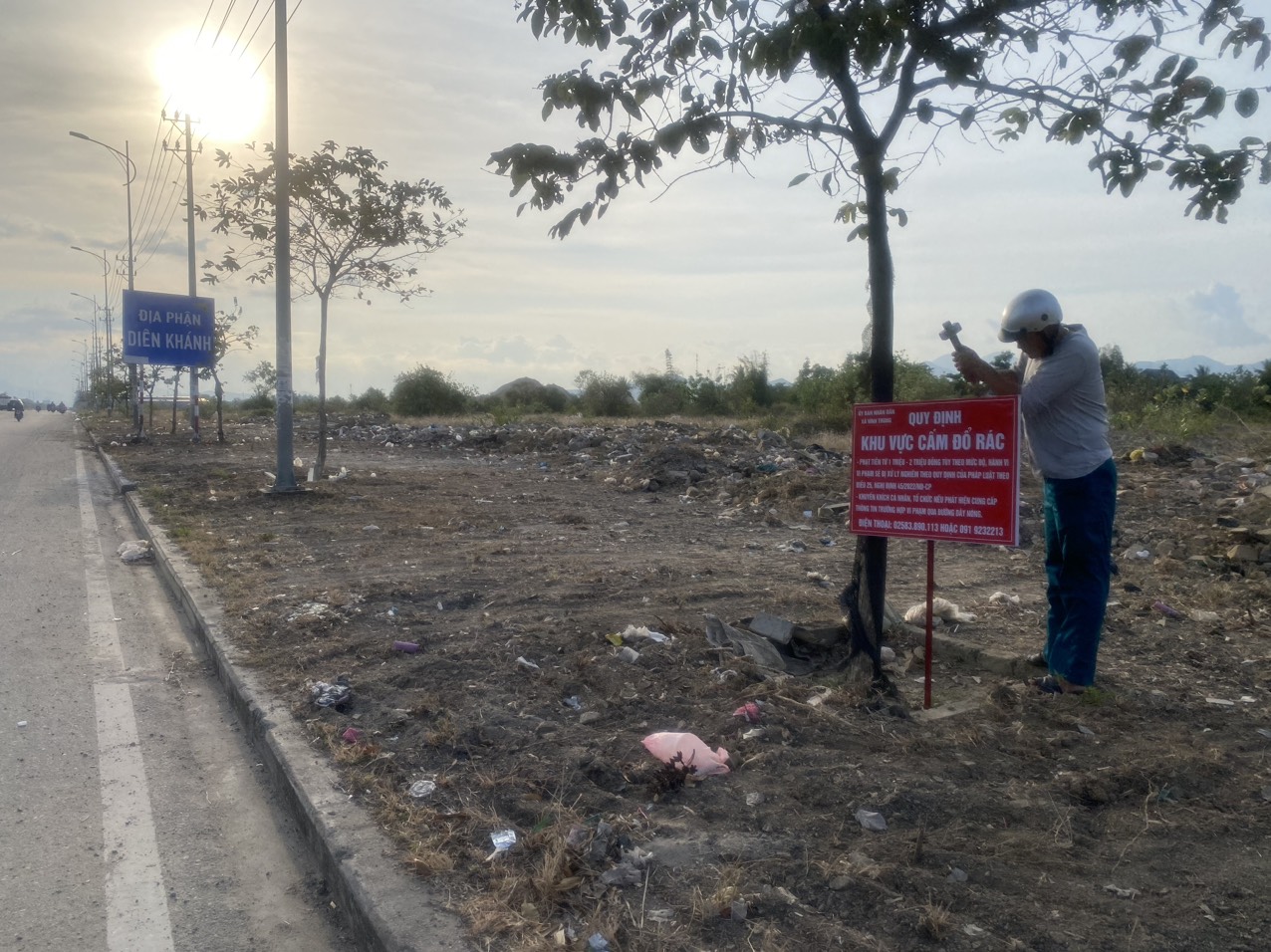 Bãi rác tự phát trên đường Võ Nguyên Giáp đã được thu dọn, cắm biển cấm đổ rác.