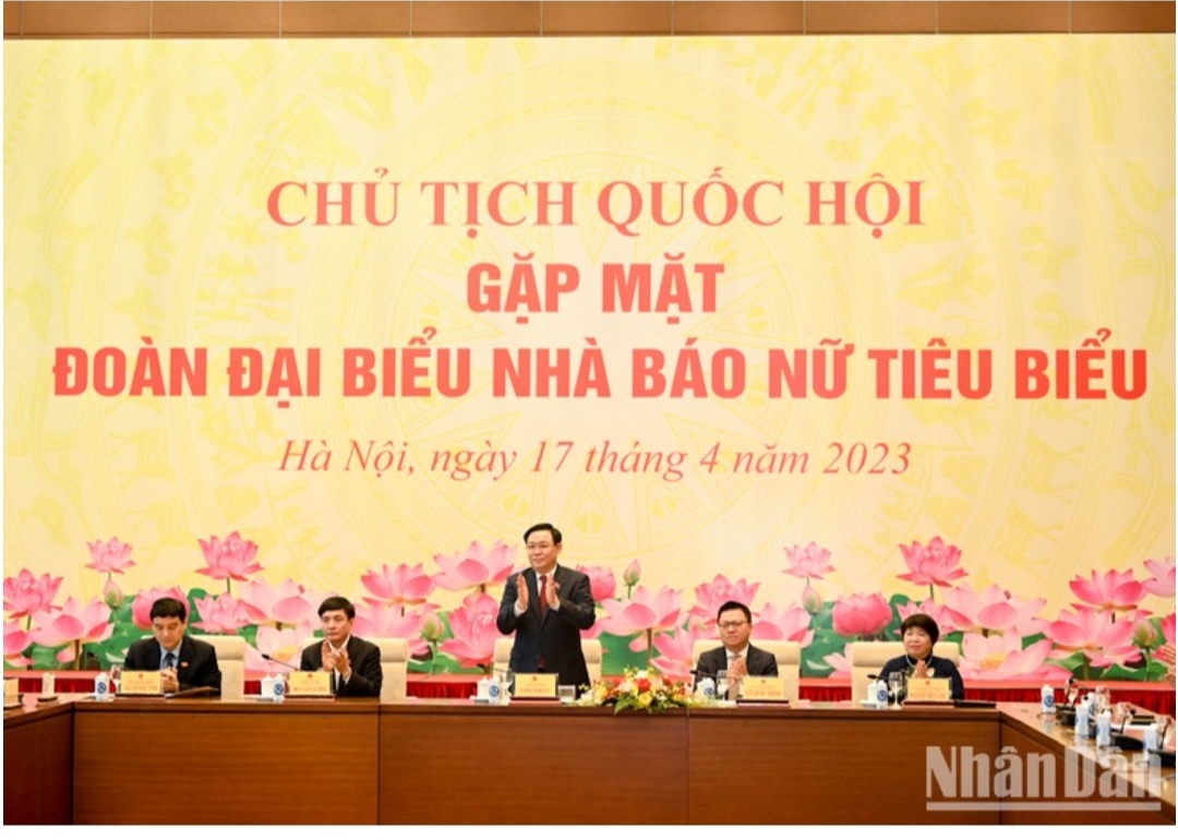 Chủ tịch Quốc hội Vương Đình Huệ cùng lãnh đạo Văn phòng Quốc hội, các Ủy ban của Quốc hội và Hội Nhà báo Việt Nam chủ trì cuộc gặp mặt 