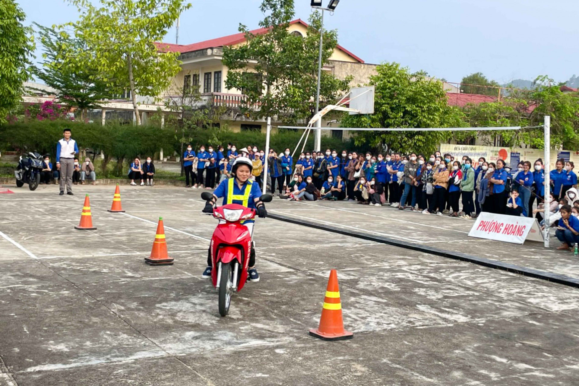 Các đoàn viên, thanh niên thực hành kỹ năng lái xe an toàn